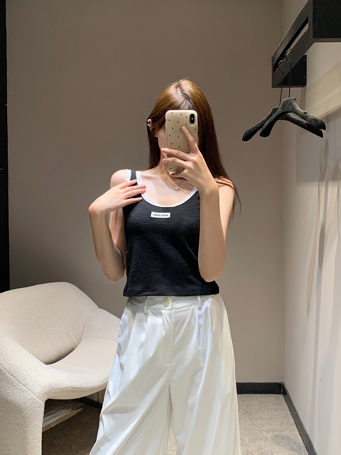 NO:451094,Mium*25Ss spring and summer new style, neckline lace micro-label vest丨Exclusive high-end production!  Daily fairy small items, high-end touch I-shaped cut, simple and without loss of details, excellent wear on the outside and on the inside, imported high-elastic threaded cotton fabric, comfortable and easy to wear and slim, versatile commuting, details online, S/M/L,,miumiu,alexander wang19860909Mium*25Ss春夏新款 领口花边微标背心丨独家高版出品！日常神仙小单品 高级感工字版型裁剪 简约又不失细节 外穿内搭绝绝子 进口高弹螺纹棉面料 舒适好穿又显瘦 百搭通勤 细节在线 现货发售S/M/L,,miumiu,alexander wang,Women's clothing