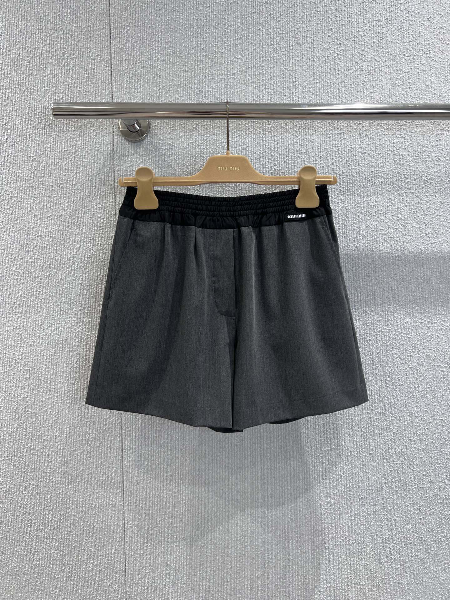 NO:457250,Support replacement MiuMi* 25Fw early autumn new style contrast elastic waist wide leg casual shorts | Exclusive yb development!  High-end production!  Customized version details are in place!  The temperament is a sweet and sweet girlish style. The versatile style makes the upper body look slim!  I don’t want to be beautiful in my upper body!  Wool!  Workmanship quality depends on the details. S/M/L real photos of S/M/L are sold in stock, miumiu, shorts, alexander wang19860909支持换款 MiuMi* 25Fw早秋新款 撞色松紧腰宽腿休闲短裤丨独家yb开发！高版出品！定制版型细节全面到位！气质减龄少女风甜美气息.百搭版型上身巨显瘦！上身美的不要不要的！绵羊毛！做工品质看细节.现货发售S/M/L实拍细节图,,miumiu,shorts,alexander wang,Women's clothing