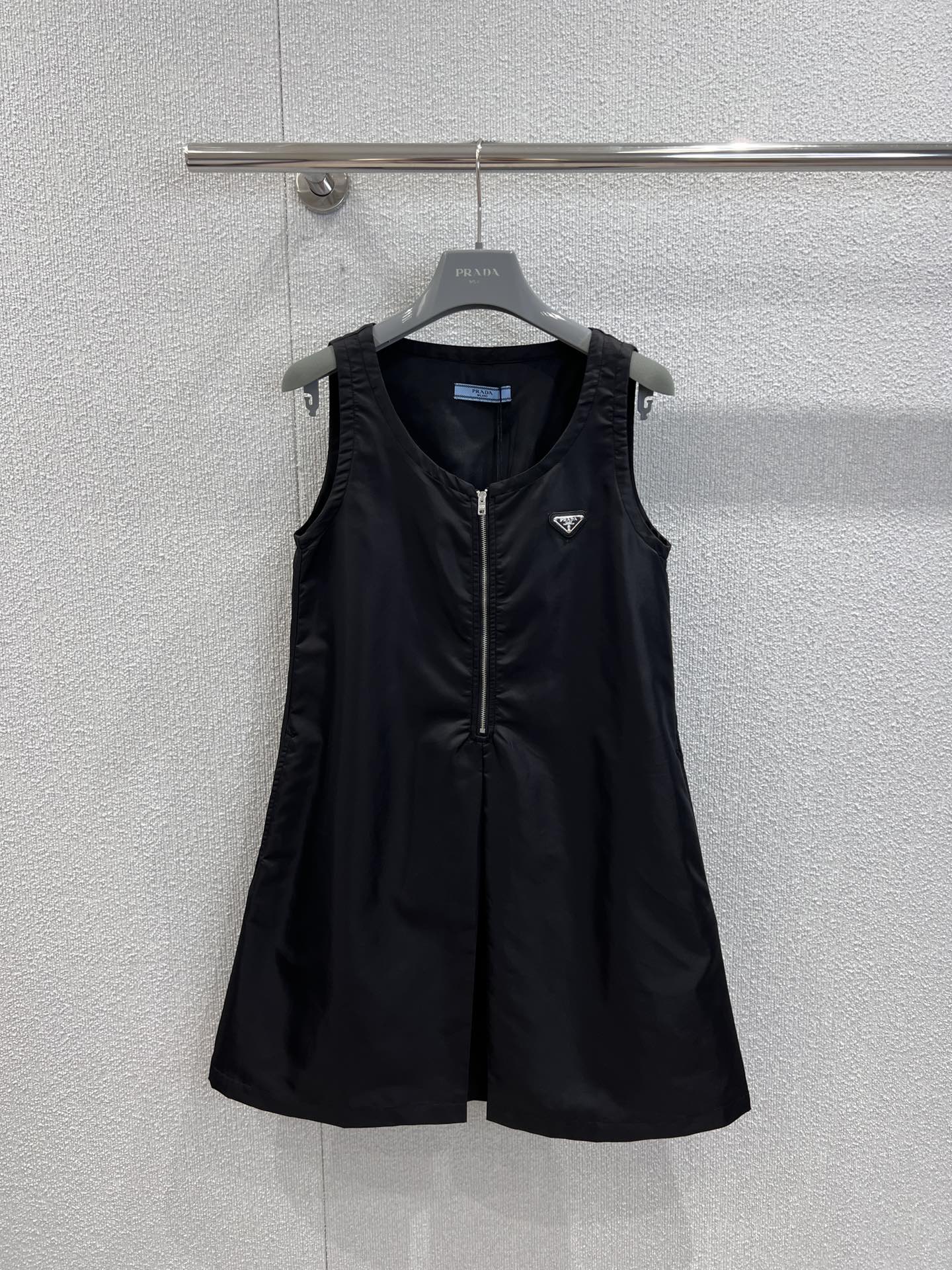 NO:451072,Support replacement Prad* 25Ss spring and summer new style fried street sweet cool zipper black dress | Exclusive yb development!  High-end production!  The finishing touch is definitely the metal zipper on the chest!  Instantly pull the casual style towards the sweet and cool style, the texture is full and the style is not even as good as the style. The workmanship quality depends on the details. S/M/L real shots are available in stock, prada, skirts, alexander wang19860909支持换款 Prad* 25Ss春夏新款 炸街甜酷拉链黑色连衣裙丨独家yb开发！高版出品！ 点睛之笔绝对是胸前这条金属拉链！瞬间把休闲款拽向甜酷风,质感拉满还不撞款.做工品质看细节.现货发售S/M/L实拍细节图,,prada,skirts,alexander wang,Women's clothing