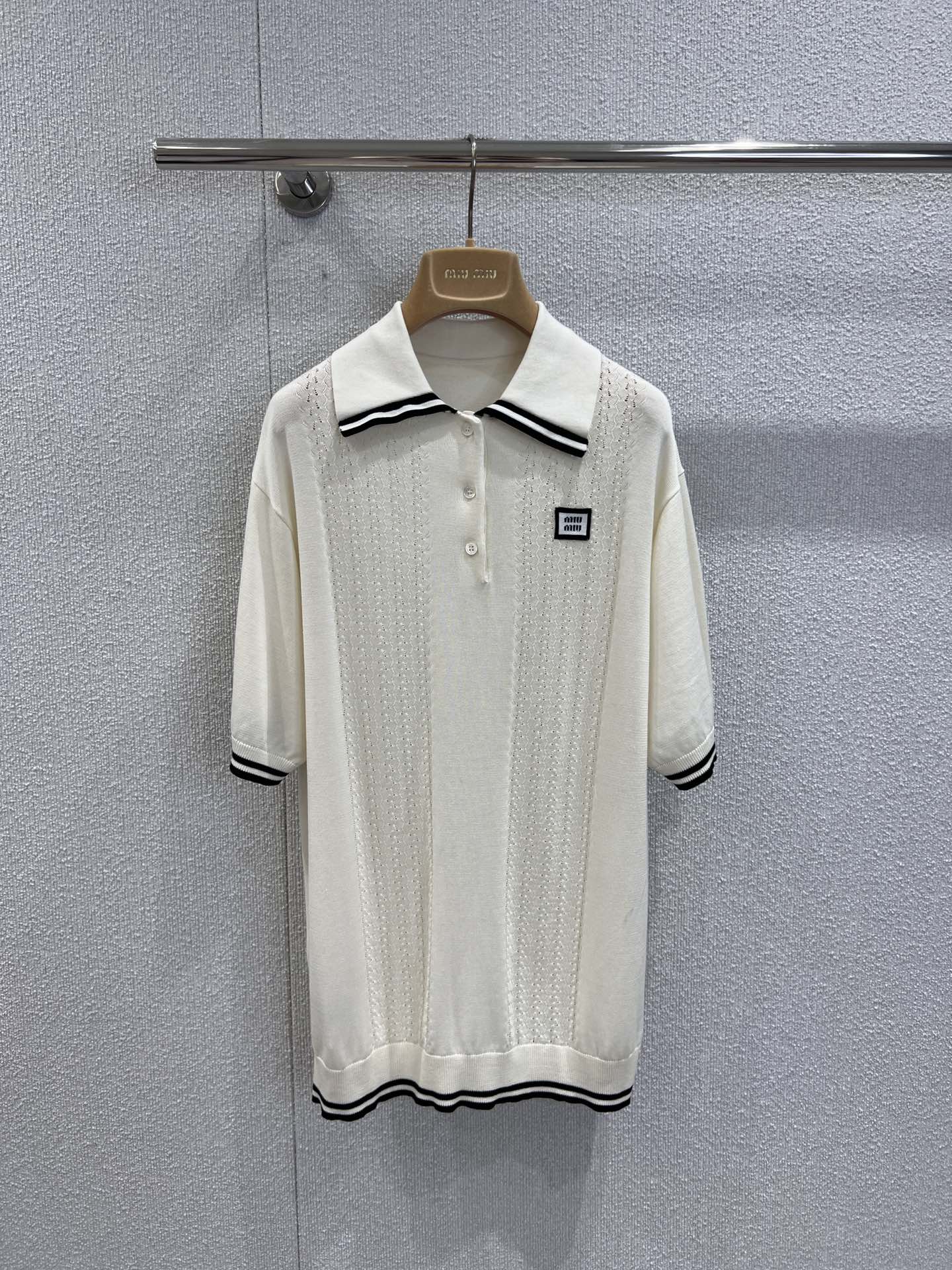 NO:452145,Support replacement Miumi* 25Fw early autumn new style, letter patch polo collar long sweater | Exclusive yb development!  High-end production!  The same style as men and women, without too many complicated designs, it still has the effect of modifying the body. The elegant white temperament is very eye-catching, and it is full of summer healing power. It has some casual attributes, but when paired with formal style trousers, the style becomes a 'workplace fashion icon', which is very aura!  S/M/L real photos, miumiu, alexander wang19860909支持换款 Miumi* 25Fw早秋新款 字母贴布polo领长款针织衫丨独家yb开发！高版出品！男女同款 没有过多繁杂设计,依旧起到了修饰身形的效果.气质优雅白十分吸睛,穿出满满夏日治愈力.本身自带一些休闲属性,但是跟偏正式风格的西裤搭配在一起,画风就变成了“职场时尚icon”,很有气场！现货发售S/M/L实拍细节图,,miumiu,alexander wang,Women's clothing