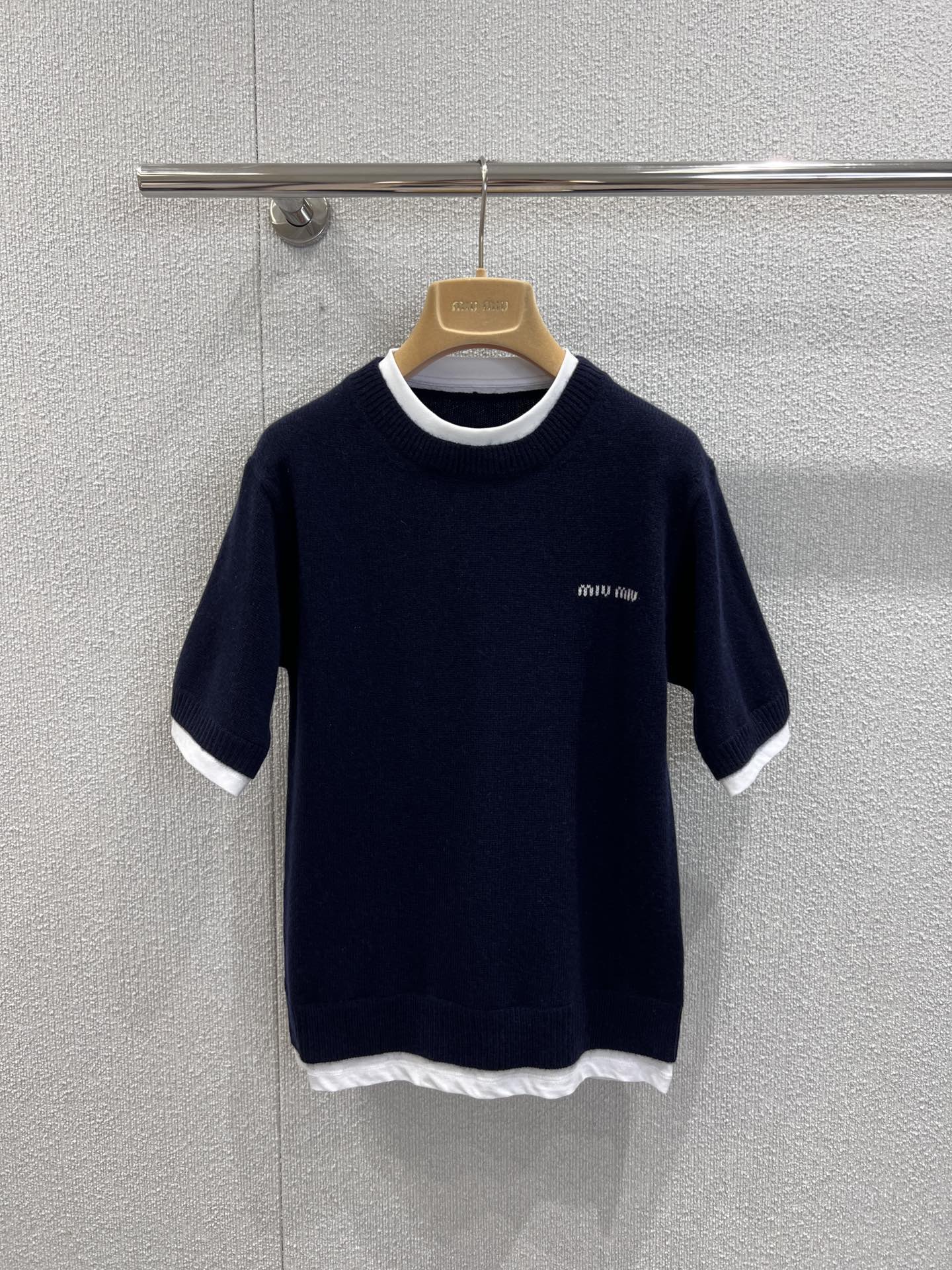 NO:452153,Support replacement Miumi* 25Fw early autumn new model, visual fake two-piece design contrasting color stacked round neck knit top丨Exclusive yb development!  High-end production!  A slightly loose fit!  Age-reducing college-style miu girl outfits!  The elegant girlish style has a sweet and sweet style. The original customized version makes the upper body look huge!  Imported cashmere wool yarn is soft and delicate!  The quality of workmanship depends on the details!  S/M/L real photos, miumiu, alexander wang19860909支持换款 Miumi* 25Fw早秋新款 视觉假两件设计撞色叠搭圆领针织上衣丨独家yb开发！高版出品！微宽松版型！减龄学院风miu系少女穿搭！气质少女风小短款设计减龄甜美气息.原版定制版型上身巨显瘦！进口羊绒绵羊毛纱线软糯细腻！做工品质看细节！现货发售S/M/L实拍细节图,,miumiu,alexander wang,Women's clothing