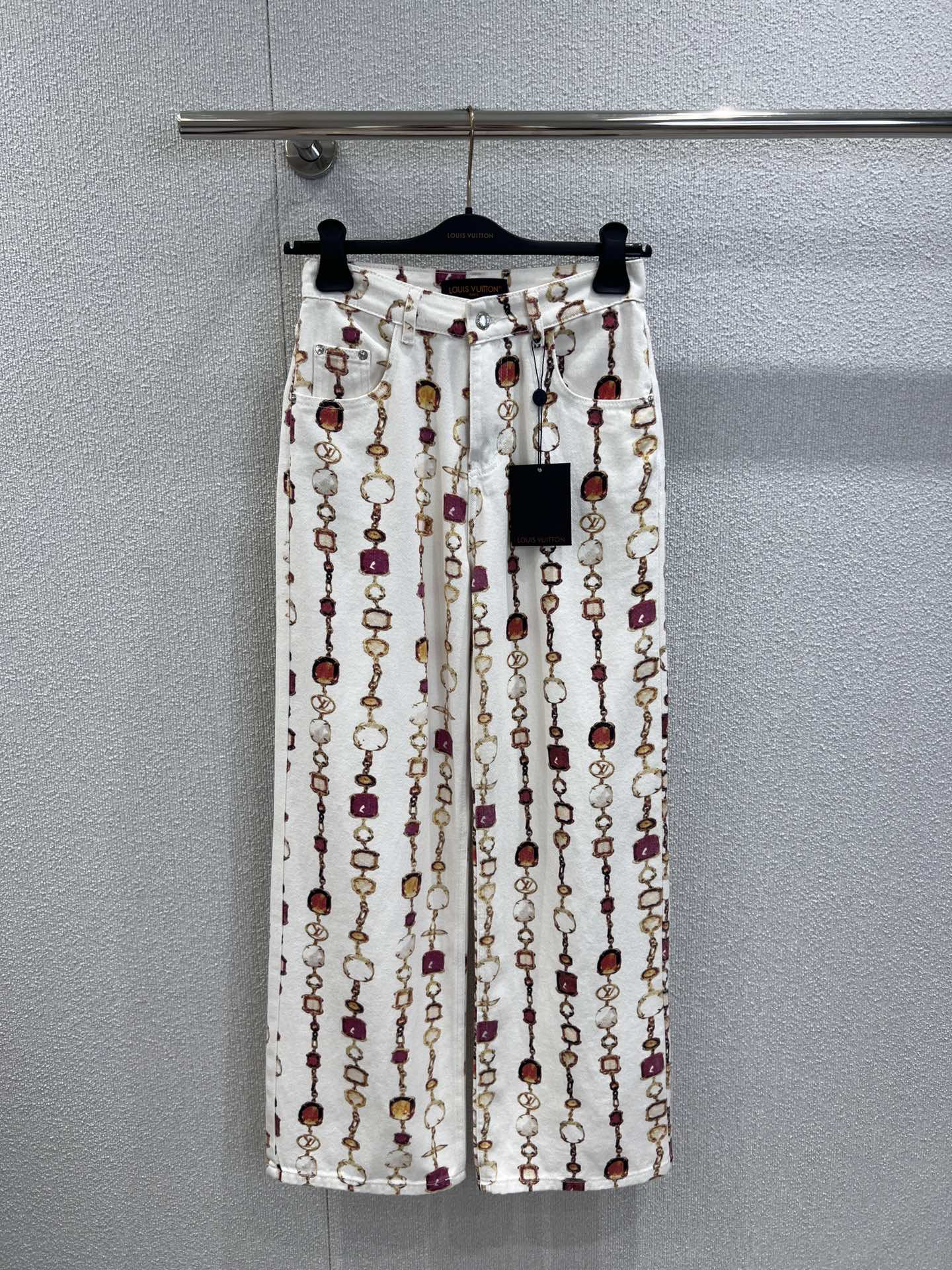 NO:451100,Support replacement Louis Vuitto* 25Ss spring and summer new style, gem printed denim straight trousers | Exclusive yb development!  High-end production!  Customized twill cotton denim material Enzyme washing process High-waist buckle straight-tube style three-dimensional cut top body is durable and high-end. On top of the white denim base, embellished with vertical lines of gem chain buckle pattern, fresh and natural, interspersed with letter logos, highlighting the brand style, complex visual effects, creating a fashionable style, and low-key to highlight the brand's nobleness!  S/M/L real photos for sale, louis vuitton, alexander wang19860909支持换款 Louis Vuitto* 25Ss春夏新款 宝石印花牛仔直筒长裤丨独家yb开发！高版出品！定制斜纹棉牛仔材质 酵素水洗工艺 高腰系扣直筒版型立体剪裁上身耐看高级 在白色牛仔打底之上 点缀竖列分布的宝石链扣图案 清新自然 穿插字母徽标 凸显品牌格调 纷繁复杂的视觉效果 打造时髦风格 低调彰显品牌贵气！现货发售S/M/L实拍细节图,,louis vuitton,alexander wang,Women's clothing