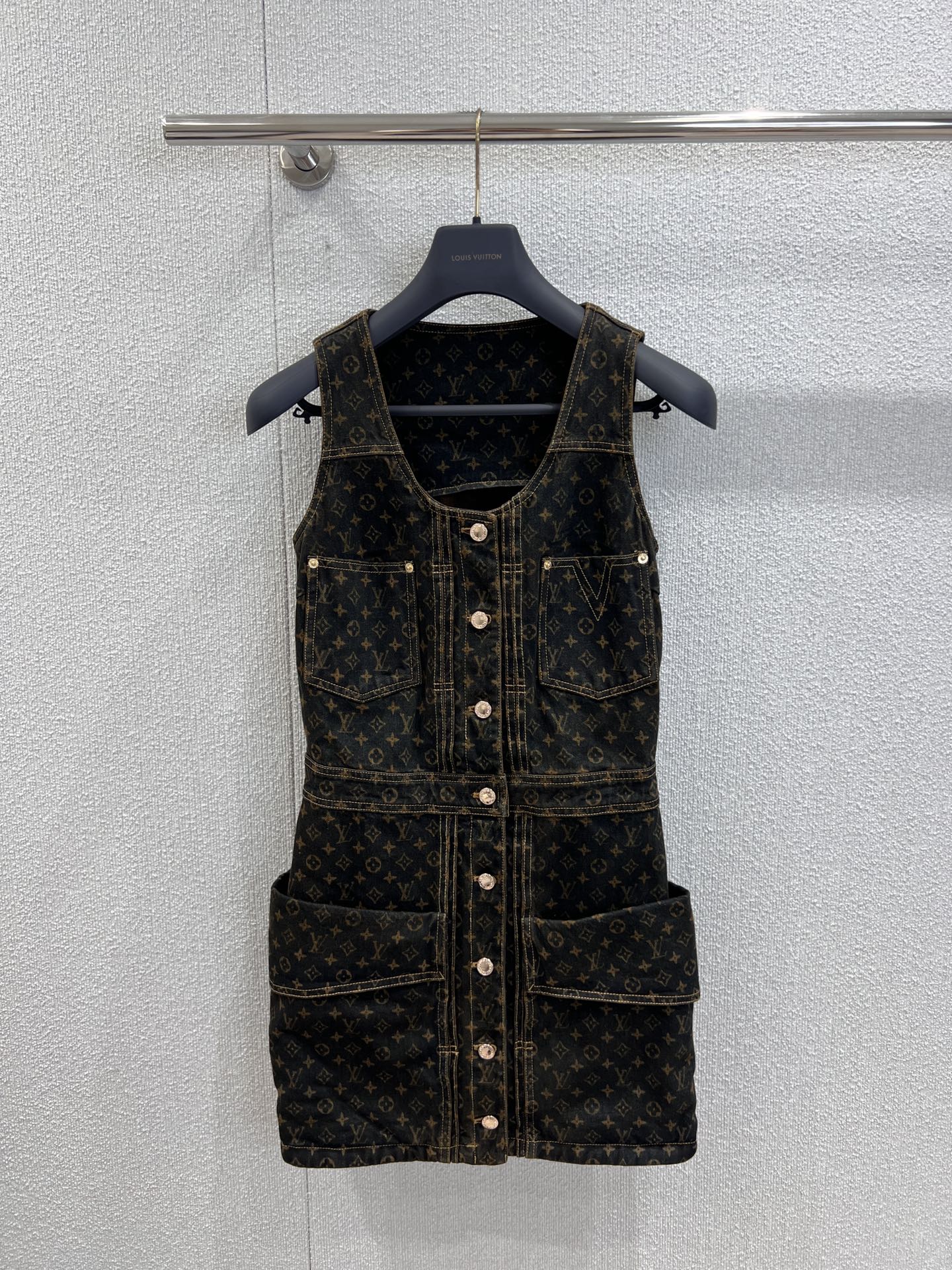 NO:450433,Support for replacement Louis Vuitt*n 25Ss spring and summer new MONOGRAM jacquard logo denim front vest dress | Exclusive yb development!  High-end production!  Laser printed enzyme washing tannin denim fabric, exaggerated side bags to express the style of workwear, versatile and not picky about people, making the upper body look slimming!  Highly recommend casual sweet and cool temperament items. Customized hardware accessories. S/M/L real-life details pictures on sale in stock, louis vuitton, skirts, alexander wang19860909支持换款 Louis Vuitt*n 25Ss春夏新款 MONOGRAM提花logo牛仔前襟背心连衣裙丨独家yb开发！高版出品！激光印花酵素洗水丹宁牛仔面料,夸张侧袋致意工装风范,百搭不挑人上身巨显瘦！强烈推荐休闲甜酷气质单品.定制五金配件.现货发售S/M/L实拍细节图,,louis vuitton,skirts,alexander wang,Women's clothing