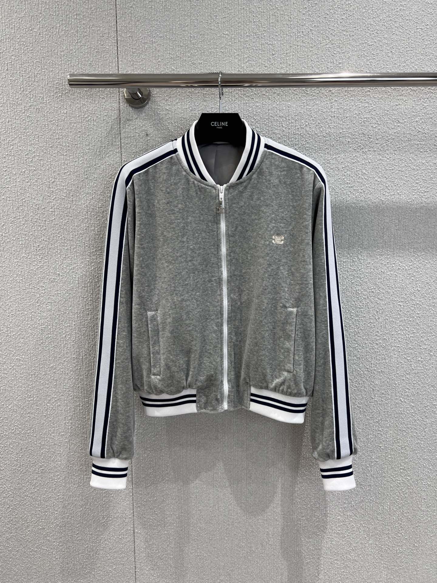 NO:452175,Support for replacement Celin*25Fw early autumn new model, micro-label embroidered zipper jacket + trouser suit丨Exclusive yb development!  High-end production!  Velvet cotton material, textured and glossy, vertical high-end, regular baseball jacket, zipper is decorated with Arc de Triomphe logo buckle, full of details, the hem of the sleeves and the outside of the trouser legs are decorated with black and white striped webbing, large body light flowers and gray collision, logo embellishes the chest, highlighting the brand tone, matched with wide-leg straight trousers in the same series, stylish, simple and fashionable, easy to control every day of commuting, S/M/L real-life details pictures, celine, jackets & coats, alexander wang19860909支持换款 Celin*25Fw早秋新款 微标刺绣拉链外套+长裤套装丨独家yb开发！高版出品！丝绒棉材质 质感光泽 垂顺高级 常规棒球外套 拉链以凯旋门徽标扣装饰 细节满满 衣袖下摆和裤腿外侧以黑白条纹织带装饰 大身浅花灰色碰撞 徽标点缀胸前 彰显品牌调性 搭配同系列阔腿直筒长裤 穿搭有型 简约不失时尚感 日常通勤都能轻松驾驭 现货发售S/M/L实拍细节图,,celine,jackets & coats,alexander wang,Women's clothing