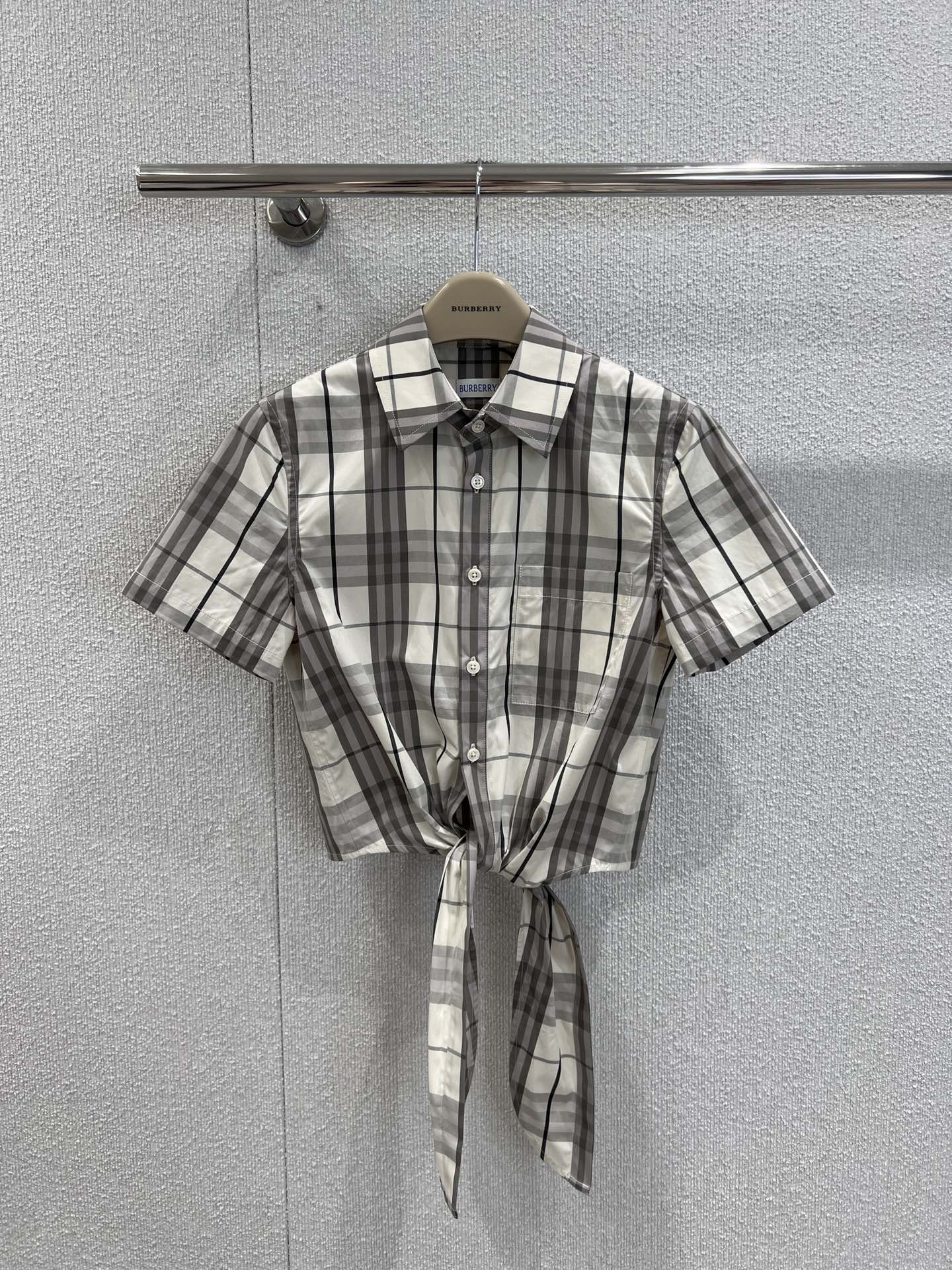 NO:451057,Support replacement Burber*y 25Ss spring and summer new style, checked lapel short-sleeved shirt + elastic waist shorts suit | Exclusive high-end production!  Daily casual suit A set of top body comfortable and casual, simple and worry-free classic plaid fabric simple and eye-catching A set of S/M/L real-life details pictures on sale, burberry, shorts, shirts, T-shirts, alexander wang19860909支持换款 Burber*y 25Ss春夏新款 格纹翻领短袖衬衫+松紧腰短裤套装丨独家高版出品！日常休闲套装 一套上身舒适又日常随性 简简单单无烦恼 经典格纹面料 简约又吸睛 一套出 现货发售S/M/L实拍细节图,,burberry,shorts,shirts,T-shirt,alexander wang,Women's clothing