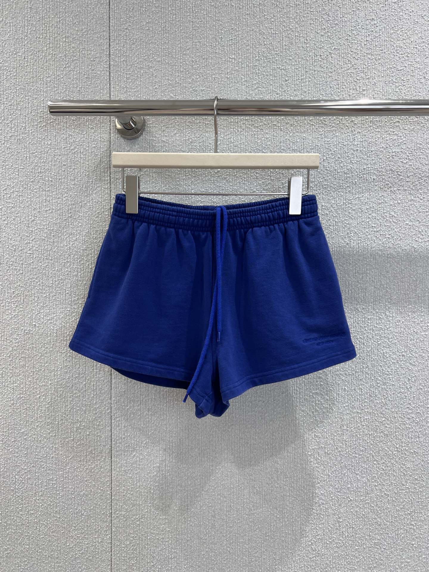 NO:451038,Support replacement Alexander wang 25Fw early autumn new style Women's logo wash-water-made sports casual pants and shorts | Exclusive high-end production!  The shorts are so nice!  Not that super short one, very friendly~ and it makes you look slim and tall when worn, which is all due to the style!  The upper body has an American sporty girlish temperament!  You must buy a pair of shorts because it is so good that it is both color, fabric and style!  !  S/M/L real photos, shorts, alexander wang19860909支持换款 Alexander wang 25Fw早秋新款 女士徽标洗水做旧运动休闲裤短裤丨独家高版出品！短裤版型贼好！不是那种超短的哈 很友好～而且穿上显瘦显高 这都是版型的功劳！上身有美式运动少女气质！一定要入手一款短裤 因为无论是颜色还是面料还是版型都赢麻了！！现货发售S/M/L实拍细节图,,shorts,alexander wang,Women's clothing
