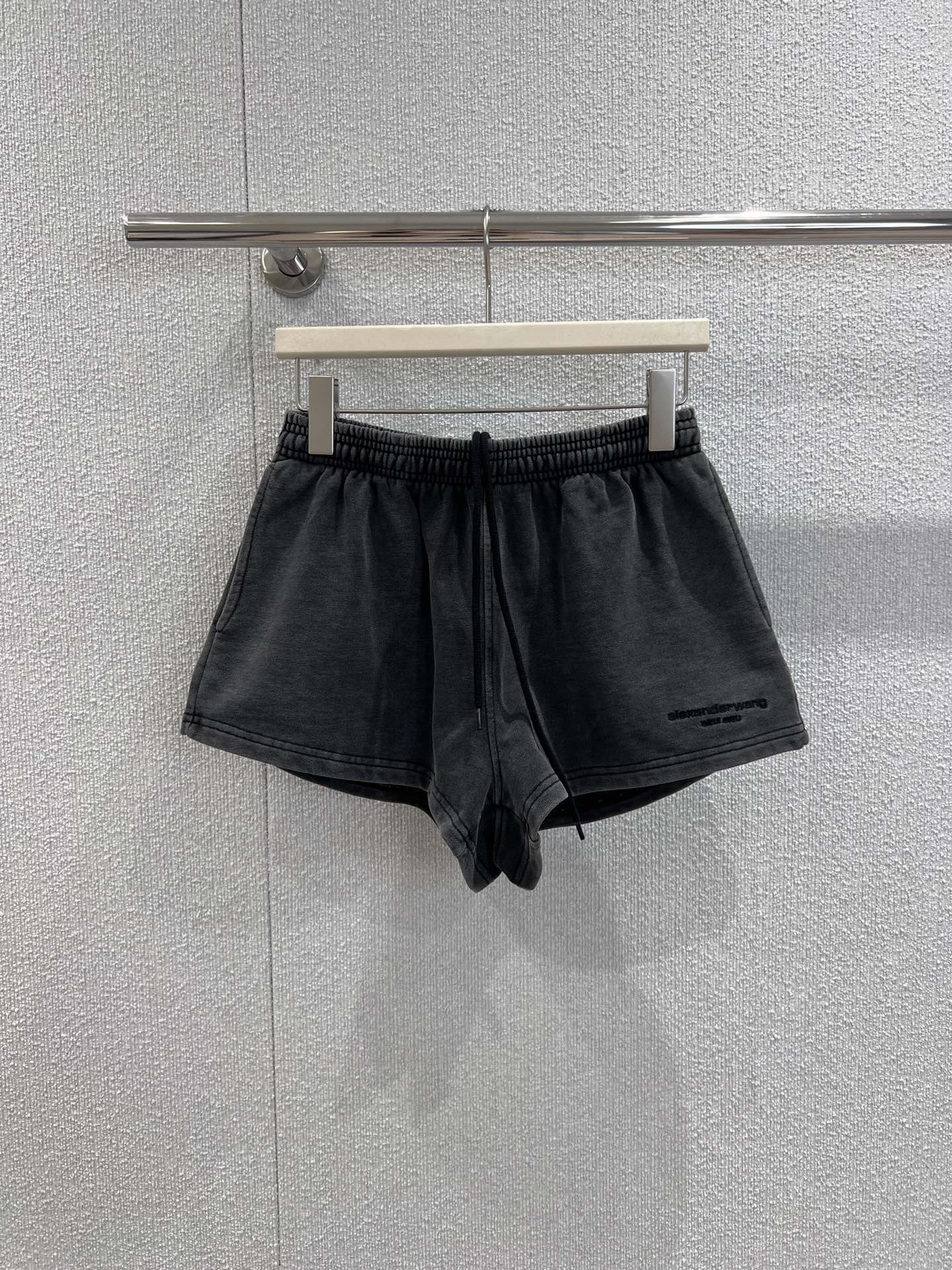 NO:451048,Support replacement Alexander wang 25Fw early autumn new style Women's logo wash-water-made sports casual pants and shorts | Exclusive high-end production!  The shorts are so nice!  Not that super short one, very friendly~ and it makes you look slim and tall when worn, which is all due to the style!  The upper body has an American sporty girlish temperament!  You must buy a pair of shorts because it is so good that it is both color, fabric and style!  !  S/M/L real photos, shorts, alexander wang19860909支持换款 Alexander wang 25Fw早秋新款 女士徽标洗水做旧运动休闲裤短裤丨独家高版出品！短裤版型贼好！不是那种超短的哈 很友好～而且穿上显瘦显高 这都是版型的功劳！上身有美式运动少女气质！一定要入手一款短裤 因为无论是颜色还是面料还是版型都赢麻了！！现货发售S/M/L实拍细节图,,shorts,alexander wang,Women's clothing