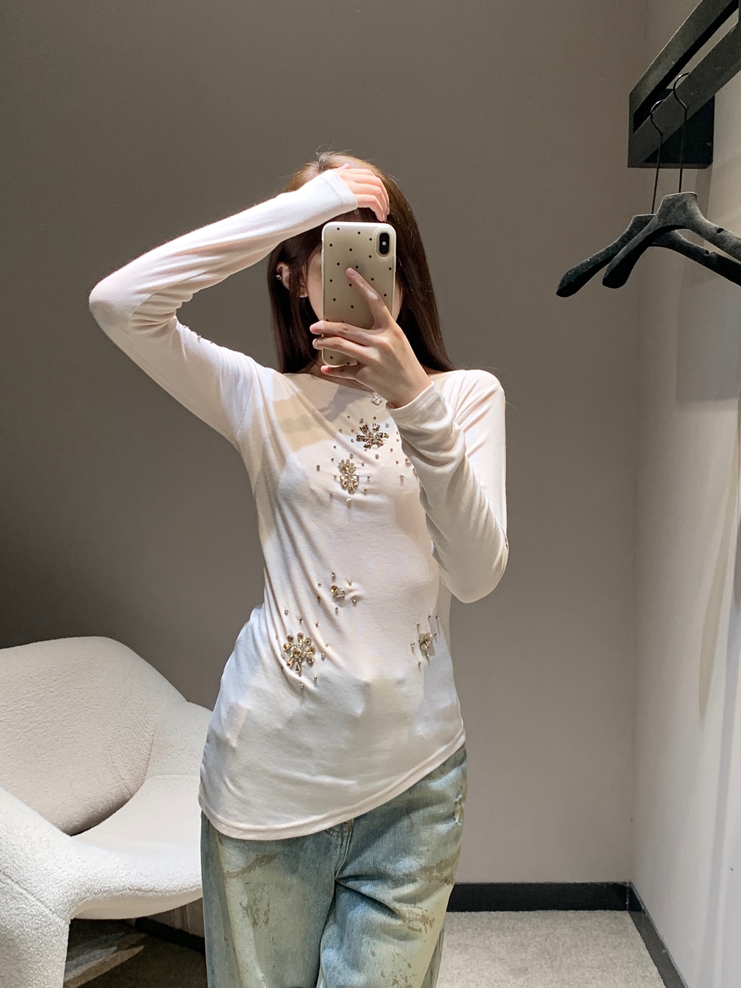 NO:451103,Miumi*25 FW early autumn new style, handmade nail drill long-sleeved base T-shirt丨Exclusive high-end production!  This base shirt is so beautiful, hot girl is rushing hard!  The full-scoring version of the film is really great to show off your figure. It visually lengthens the proportion of the human body and looks slimmer and easy to grasp the temperament and sexy style!  It is very good in daily life, whether it is single or base. If you want a distinctive base shirt in the wardrobe that you can wear at all times, don’t miss it. Everyone has a very comfortable upper body item. Close your eyes and put it in. Sisters, don’t worry!  S/M/L, miumiu,tees, t-shirt,alexander wang19860909Miumi*25 FW早秋新款 手工钉钻长袖打底T恤衫丨独家高版出品！这件打底衫也太好看了吧辣妹狠狠冲！出片效果打满分版型真的巨显身材 视觉上拉长人体的比例 显得更加苗条轻轻松松拿捏气质性感风！日常无论是单穿还是打底 都很出彩 想要衣柜里有一件可以时时刻刻穿得出去的有特点的打底衫真的别错过上身巨舒服人手一件 闭眼入的单品 姐妹们放心入就对了！现货发售S/M/L,,miumiu,tees，t-shirt,alexander wang,Women's clothing