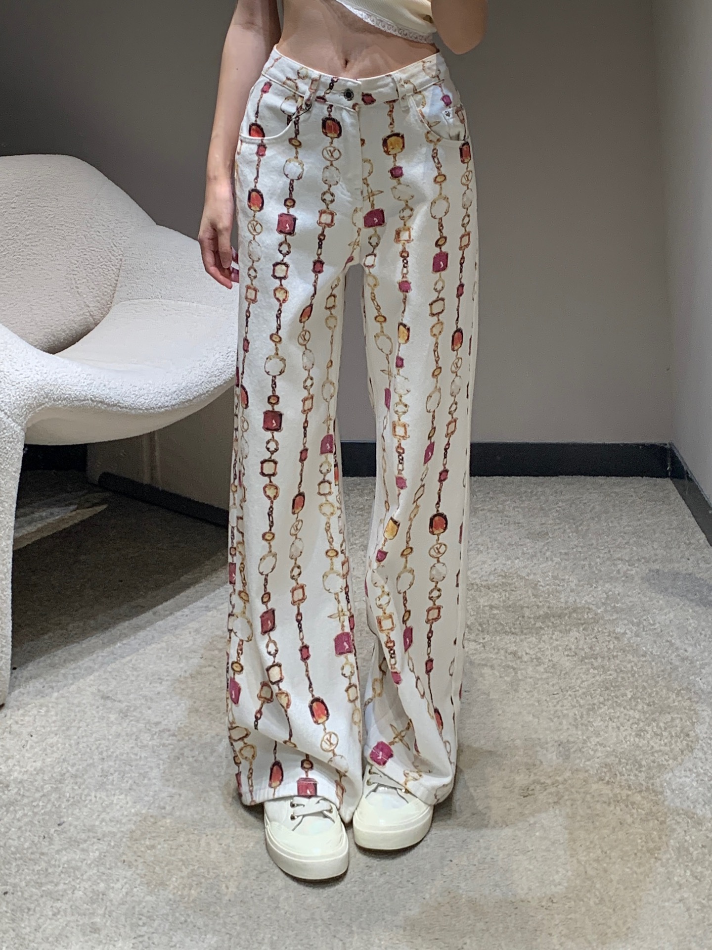 NO:451104,Louis Vuitto* 25Ss Spring and Summer New Style Gem Printed Denim Straight Pants | Exclusive YB Development!  High-end production!  Customized twill cotton denim material Enzyme washing process High-waist buckle straight-tube style three-dimensional cut top body is durable and high-end. On top of the white denim base, embellished with vertical lines of gem chain buckle pattern, fresh and natural, interspersed with letter logos, highlighting the brand style, complex visual effects, creating a fashionable style, and low-key to highlight the brand's nobleness!  S/M/L, louis vuitton,alexander wang19860909Louis Vuitto* 25Ss春夏新款 宝石印花牛仔直筒长裤丨独家yb开发！高版出品！定制斜纹棉牛仔材质 酵素水洗工艺 高腰系扣直筒版型立体剪裁上身耐看高级 在白色牛仔打底之上 点缀竖列分布的宝石链扣图案 清新自然 穿插字母徽标 凸显品牌格调 纷繁复杂的视觉效果 打造时髦风格 低调彰显品牌贵气！现货发售S/M/L,,louis vuitton,alexander wang,Women's clothing