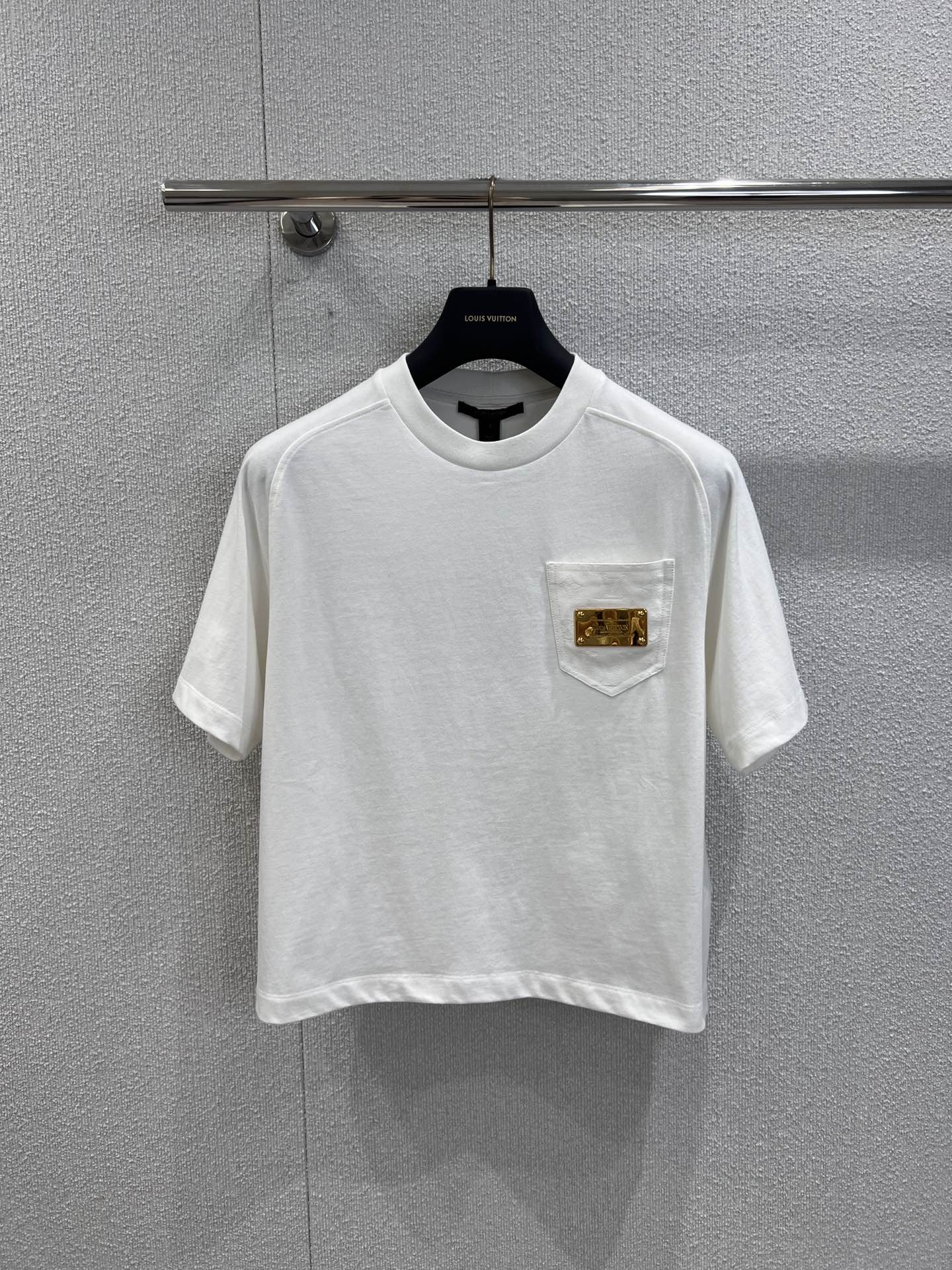 NO:451091,Support replacement Louis Vuitto* 25Ss spring and summer new model metal letter sign round neck short-sleeved T-shirt | Exclusive yb development!  High-end production!  This T-shirt is made of soft and breathable cotton knitted for casual silhouettes and ribbed round necks, making it a comfortable and daily choice. The breast patch pockets are decorated with custom metal nameplate workmanship quality depends on the details. S/M/L real shot details pictures are available in stock, louis vuitton, T-shirt,tees, t-shirt,alexander wang19860909支持换款 Louis Vuitto* 25Ss春夏新款 金属字母标牌圆领短袖T恤丨独家yb开发！高版出品！本款T恤取材柔软透气的棉质针织为休闲廓形搭配罗纹圆领,成就舒适日常佳选.胸前贴袋点缀定制金属铭牌做工品质看细节.现货发售S/M/L实拍细节图,,louis vuitton,T-shirt,tees，t-shirt,alexander wang,Women's clothing