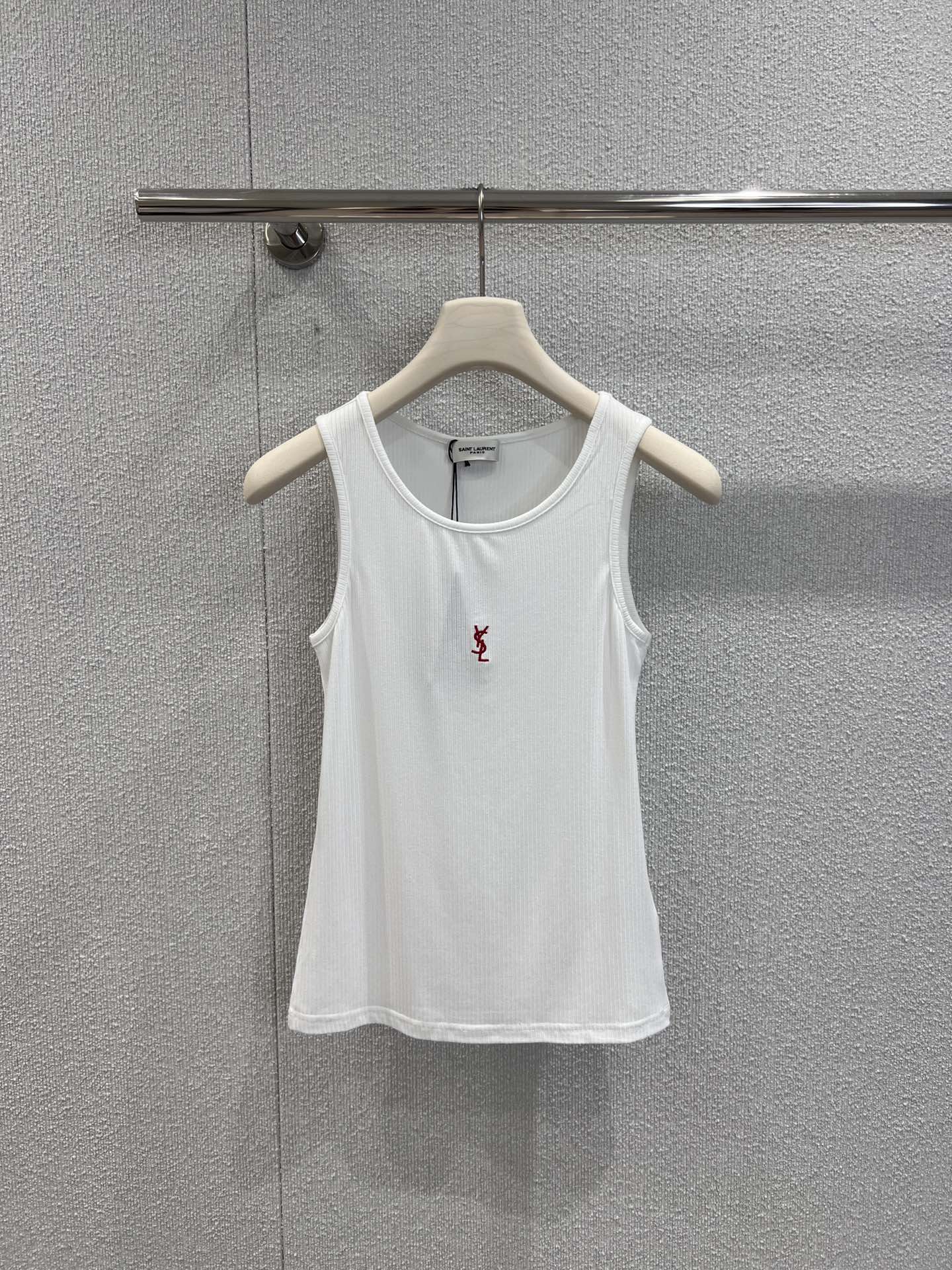 NO:451702,Support replacement Saint laur*nt 25Ss spring and summer new style embroidered logo knitted vest丨Exclusive yb development!  High-end production!  Classic embroidered letters are casual and fashionable. A little sexy with a slightly transparent look. I love the soft and glutinous feel. A must-have for babies who want to wear a slack feeling. You can easily match casual pants. The lazy and casual style is very beautiful. Daily versatile style. S/M/L real-life details pictures are available in stock. Saint laurent, alexander wang19860909支持换款 Saint laur*nt 25Ss春夏新款 刺绣logo针织背心丨独家yb开发！高版出品！经典刺绣字母休闲时髦 微透视的小性感～软软糯糯的手感太爱了～～想要穿出松弛感的宝贝必备哦～随意搭配休闲裤可～ 慵懒随意的版型非常好看 日常百搭款 现货发售S/M/L实拍细节图,,saint laurent,alexander wang,Women's clothing