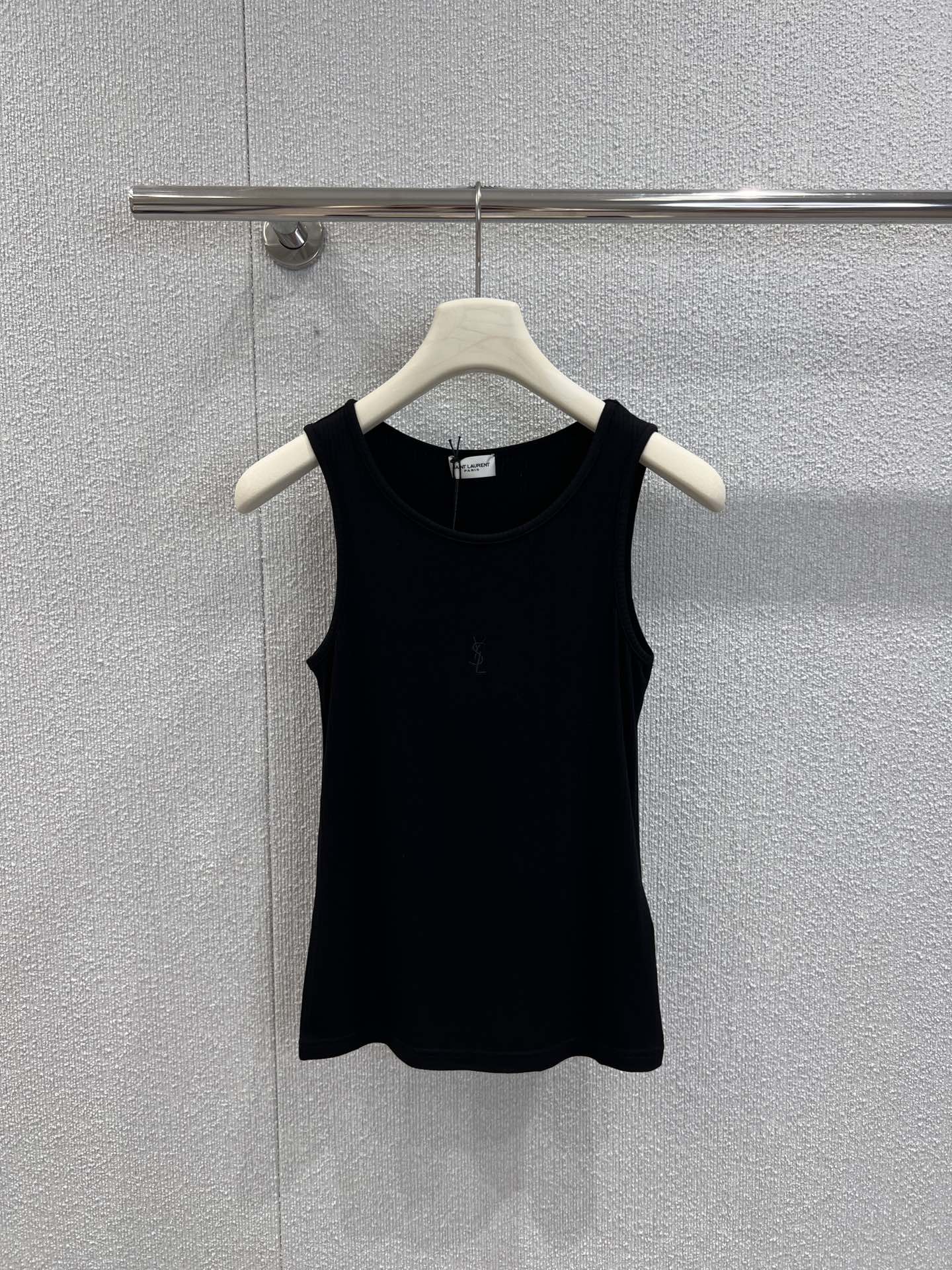 NO:451708,Support replacement Saint laur*nt 25Ss spring and summer new style embroidered logo knitted vest丨Exclusive yb development!  High-end production!  Classic embroidered letters are casual and fashionable. A little sexy with a slightly transparent look. I love the soft and glutinous feel. A must-have for babies who want to wear a slack feeling. You can easily match casual pants. The lazy and casual style is very beautiful. Daily versatile style. S/M/L real-life details pictures are available in stock. Saint laurent, alexander wang19860909支持换款 Saint laur*nt 25Ss春夏新款 刺绣logo针织背心丨独家yb开发！高版出品！经典刺绣字母休闲时髦 微透视的小性感～软软糯糯的手感太爱了～～想要穿出松弛感的宝贝必备哦～随意搭配休闲裤可～ 慵懒随意的版型非常好看 日常百搭款 现货发售S/M/L实拍细节图,,saint laurent,alexander wang,Women's clothing