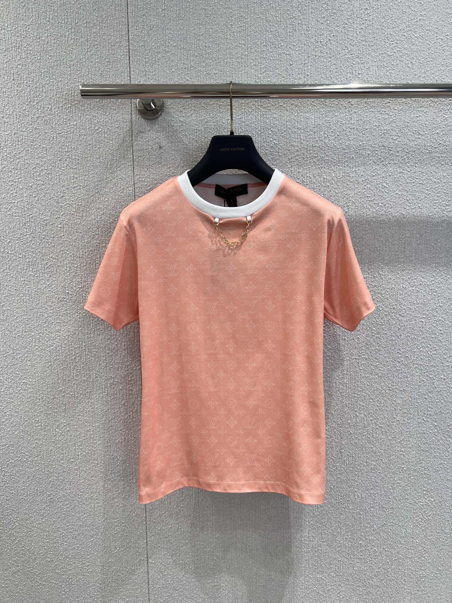 NO:452155,Support replacement Louis Vuitto* 25Ss spring and summer new style contrast printed chain round neck short-sleeved T-shirt | Exclusive yb development!  High-end production!  The regular short-sleeved T-shirt cut highlights the brand style. Made of gram-weight pure cotton, slightly elastic, and gives a slim visual effect. The neckline is marked with metal letters and white threaded edges. The large body is full of four-leaf clover letters. The whole body is classic plain color base. The fashion sense suddenly increases. The inner wear is very fashionable. The S/M/L real-life details pictures are on sale in stock. Louis vuitton, T-shirt,tees, t-shirt,alexander wang19860909支持换款 Louis Vuitto* 25Ss春夏新款 撞色印花链条圆领短袖T恤丨独家yb开发！高版出品！常规短袖T恤裁剪 凸显品牌格调 采用克重纯棉制成 略带有弹力 呈现显瘦视觉效果 领口以金属字母标链条白色螺纹包边作设计亮点 大身满印四叶草字母图案 通体经典素色打底 时尚感骤增 单穿内搭都出彩时髦 现货发售S/M/L实拍细节图,,louis vuitton,T-shirt,tees，t-shirt,alexander wang,Women's clothing