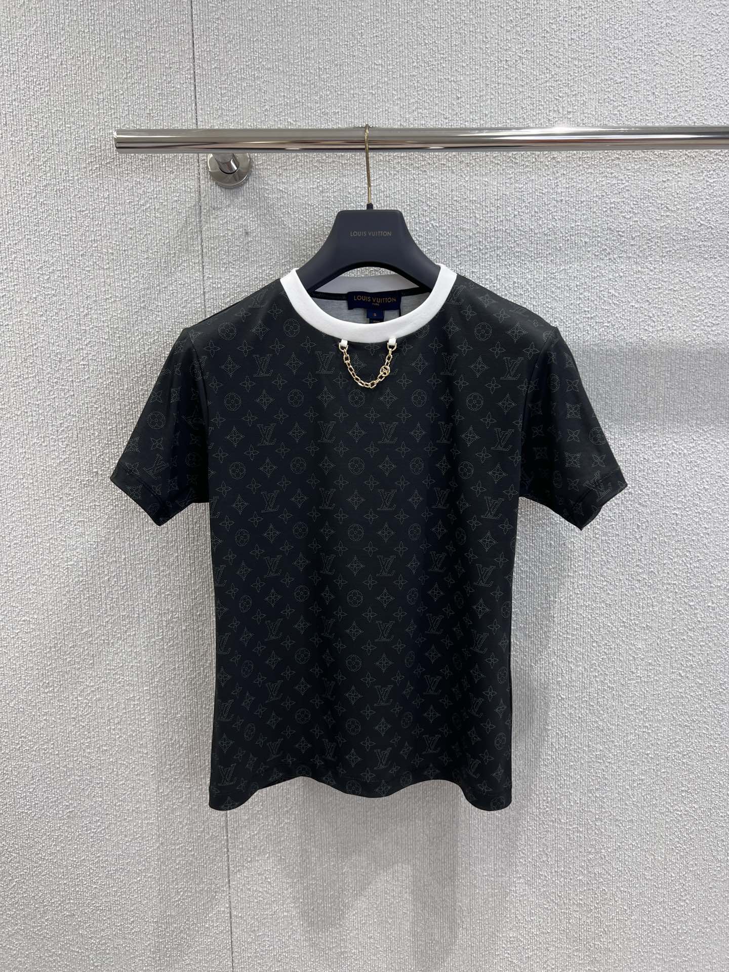 NO:452163,Support replacement Louis Vuitto* 25Ss spring and summer new style contrast printed chain round neck short-sleeved T-shirt | Exclusive yb development!  High-end production!  The regular short-sleeved T-shirt cut highlights the brand style. Made of gram-weight pure cotton, slightly elastic, and gives a slim visual effect. The neckline is marked with metal letters and white threaded edges. The large body is full of four-leaf clover letters. The whole body is classic plain color base. The fashion sense suddenly increases. The inner wear is brilliant and fashionable. The S/M/L real-life details pictures are available in stock. Louis vuitton, T-shirt,tees, t-shirt,alexander wang19860909支持换款 Louis Vuitto* 25Ss春夏新款 撞色印花链条圆领短袖T恤丨独家yb开发！高版出品！常规短袖T恤裁剪 凸显品牌格调 采用克重纯棉制成 略带有弹力 呈现显瘦视觉效果 领口以金属字母标链条白色螺纹包边作设计亮点 大身满印四叶草字母图案 通体经典素色打底 时尚感骤增 单穿内搭都出彩时髦 现货发售S/M/L实拍细节图,,louis vuitton,T-shirt,tees，t-shirt,alexander wang,Women's clothing
