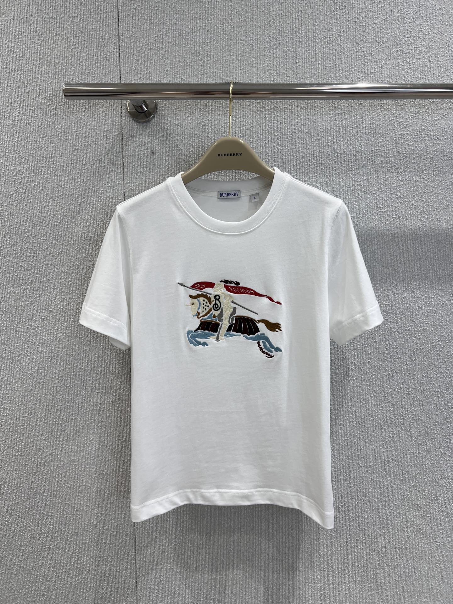 NO:451120,Support replacement Burber*y 25Ss spring and summer new style War Horse Knight embroidered round neck short-sleeved T-shirt丨Exclusive yb development!  High-end production!  The horse knight's embroidery craftsmanship is beautiful and refreshing. It is a short-sleeved T-style model that makes photos on the street!  Full of fashion sense!  The details are exquisitely made, classic and attractive, and they make people want to have it at first glance!  The classic round neck design is simple and easy to wear, and it attracts a lot of attention when walking on the street!  The youthful and energetic feeling is easy to wear and feel on the street. S/M/L real photos are available in stock. Burberry, T-shirt, tees, t-shirt, alexander wang19860909支持换款 Burber*y 25Ss春夏新款 战马骑士刺绣圆领短袖T恤丨独家yb开发！高版出品！战马骑士刺绣工艺唯美清爽 出街拍照非常出片的一款短袖T！时髦感十足！细节做工精致 经典又耐看让人一看就想拥有！经典的圆领设计简洁好穿 走在街上吸睛度满分！青春又活力的感觉轻松穿出街头感现货发售S/M/L实拍细节图,,burberry,T-shirt,tees，t-shirt,alexander wang,Women's clothing