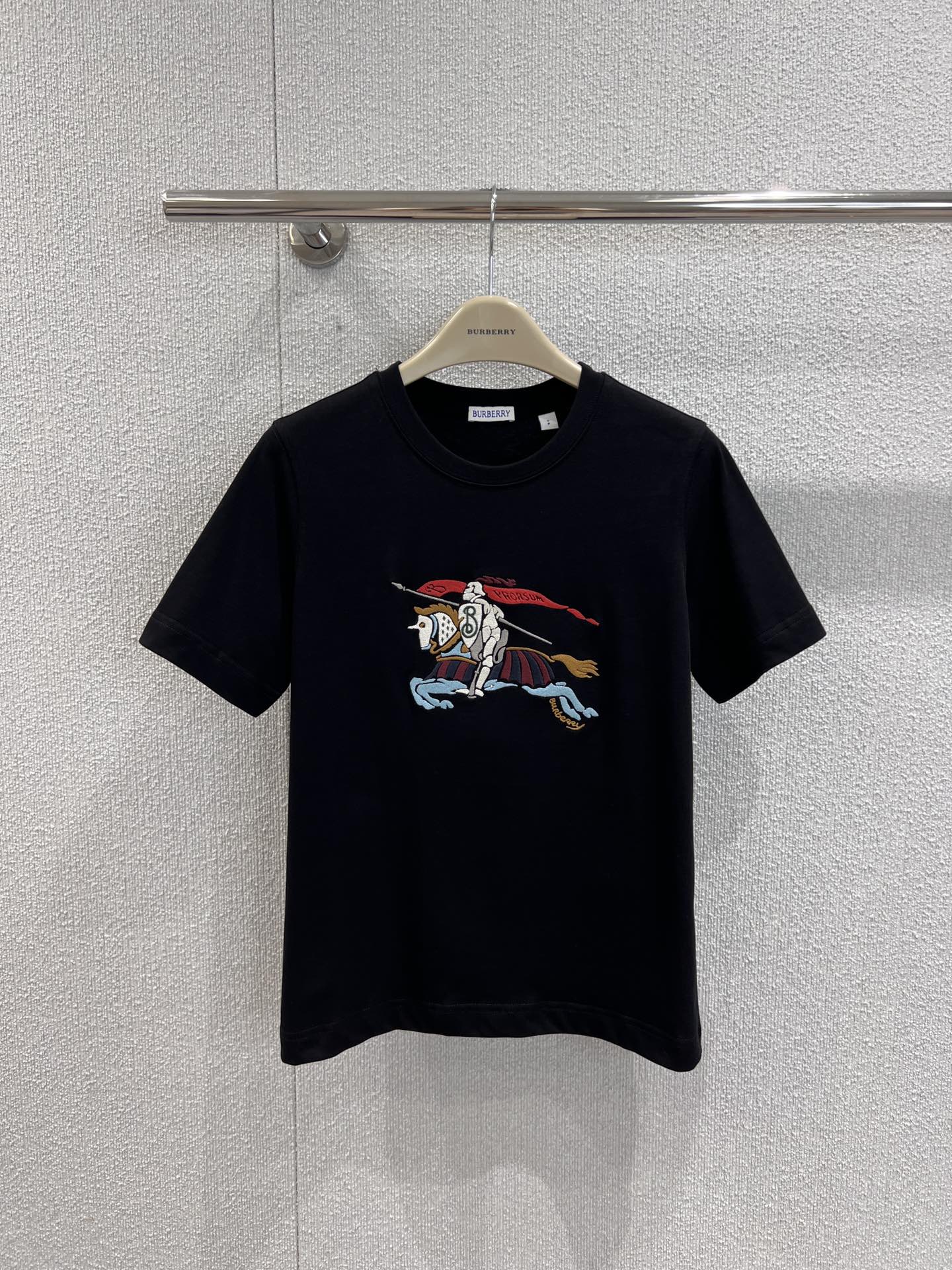 NO:451110,Support replacement Burber*y 25Ss spring and summer new style War Horse Knight embroidered round neck short-sleeved T-shirt丨Exclusive yb development!  High-end production!  The horse knight's embroidery craftsmanship is beautiful and refreshing. It is a short-sleeved T-style model that makes photos on the street!  Full of fashion sense!  The details are exquisitely made, classic and attractive, and they make people want to have it at first glance!  The classic round neck design is simple and easy to wear, and it attracts a lot of attention when walking on the street!  The youthful and energetic feeling is easy to wear and feel on the street. S/M/L real photos are available in stock. Burberry, T-shirt, tees, t-shirt, alexander wang19860909支持换款 Burber*y 25Ss春夏新款 战马骑士刺绣圆领短袖T恤丨独家yb开发！高版出品！战马骑士刺绣工艺唯美清爽 出街拍照非常出片的一款短袖T！时髦感十足！细节做工精致 经典又耐看让人一看就想拥有！经典的圆领设计简洁好穿 走在街上吸睛度满分！青春又活力的感觉轻松穿出街头感现货发售S/M/L实拍细节图,,burberry,T-shirt,tees，t-shirt,alexander wang,Women's clothing