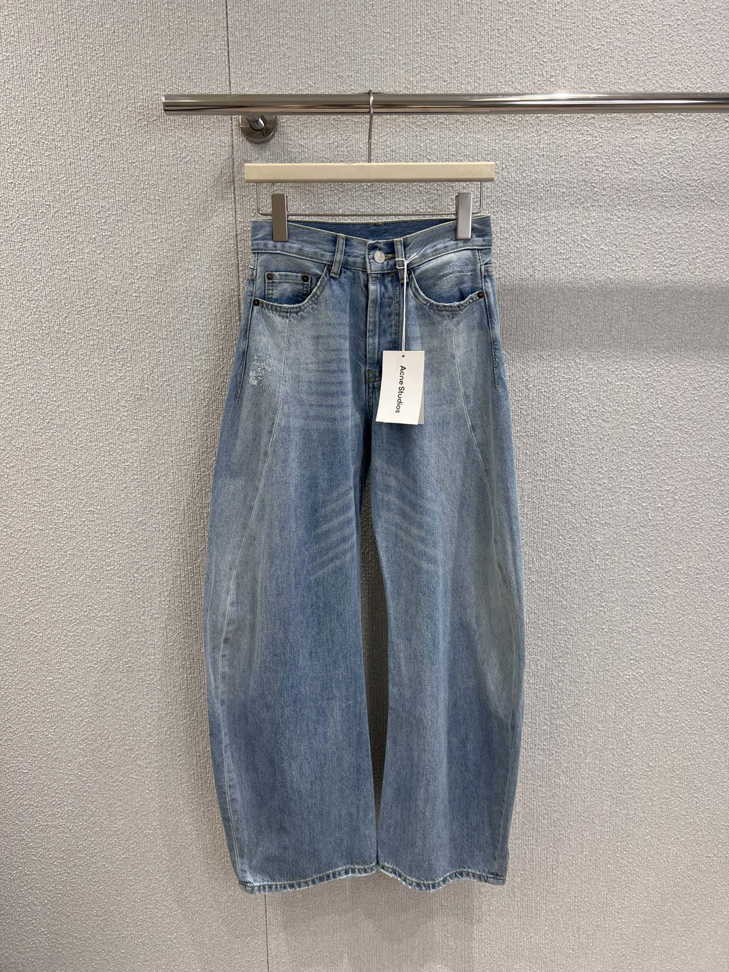 NO:451715,Support replacement Acne Studio*s 25Fw early autumn new style, gradient splicing simple scimitar jeans | Exclusive high-end production!  Denim cotton material, enzyme washing process, light blue color, very beautiful, scimitar pants style, leg shape, cover hips and make slimming, back pocket leather brand design, custom hardware accessories, details online ~ S/M/L real shot details pictures on sale, acne studios, jeans, alexander wang19860909支持换款 Acne Studi*s 25Fw早秋新款 渐变拼接简约弯刀牛仔裤丨独家高版出品！采用牛仔全棉材质 酵素洗水工艺 色系浅蓝非常好看 弯刀裤版型 修饰腿型 遮胯显瘦 后袋皮牌设计 定制五金配件 细节在线~现货发售S/M/L实拍细节图,,acne studios,jeans,alexander wang,Women's clothing
