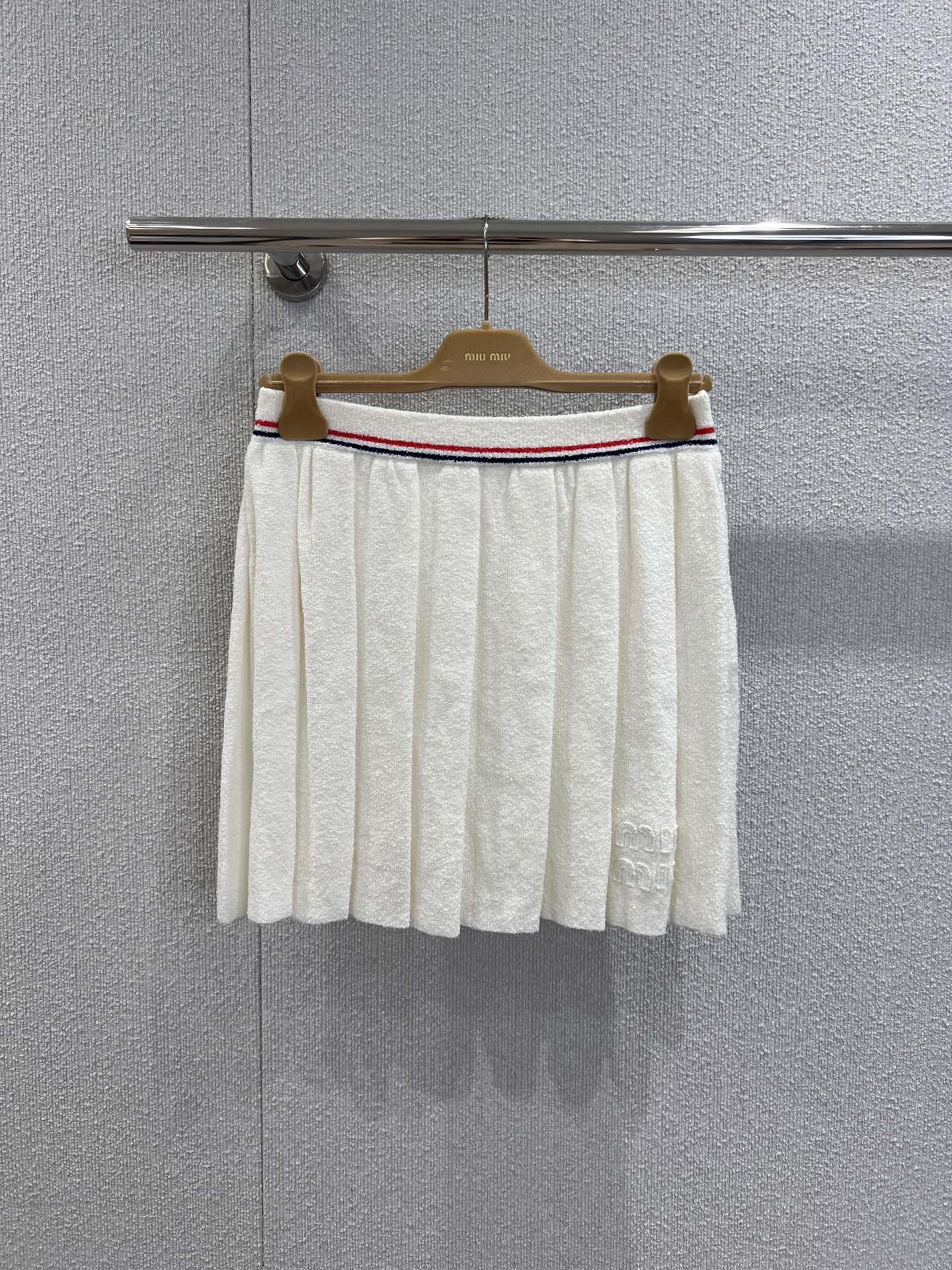 NO:452857,Half-supported replacement Miumi* 25Fw early autumn new style college style white towel knitted short-sleeved Polo shirt + skirt suit | Exclusive yb development!  High-end production!  Loose POLO short-sleeved style, collar color-blocked striped trim academic style details are full, the pair of 3-plate buttons and half-balanced plackets are decorated with three-dimensional fabric logo logo on the chest highlights the style, the loose style is loose and lazy to cover the flesh and make it look slim, paired with pleated skirts are suitable for daily or vacation outfits, matched with white shoes, go out directly, girlish feel is full~ S/M/L real-life details pictures on sale, miumiu, skirts, T-shirt, alexander wang19860909半支持换款Miumi* 25Fw早秋新款 学院风白色毛巾针织短袖Polo衫+半裙套装丨独家yb开发！高版出品！宽松POLO短袖版型,领子拼色条纹饰边学院风细节拉满,对版的3粒纽扣半门襟,胸口饰立体织物logo徽标凸显格调,宽松版型松弛慵懒遮肉显瘦,搭配百褶小裙子适合日常or度假穿搭,搭配小白鞋直接出门,少女感拉满~现货发售S/M/L实拍细节图,,miumiu,skirts,T-shirt,alexander wang,Women's clothing