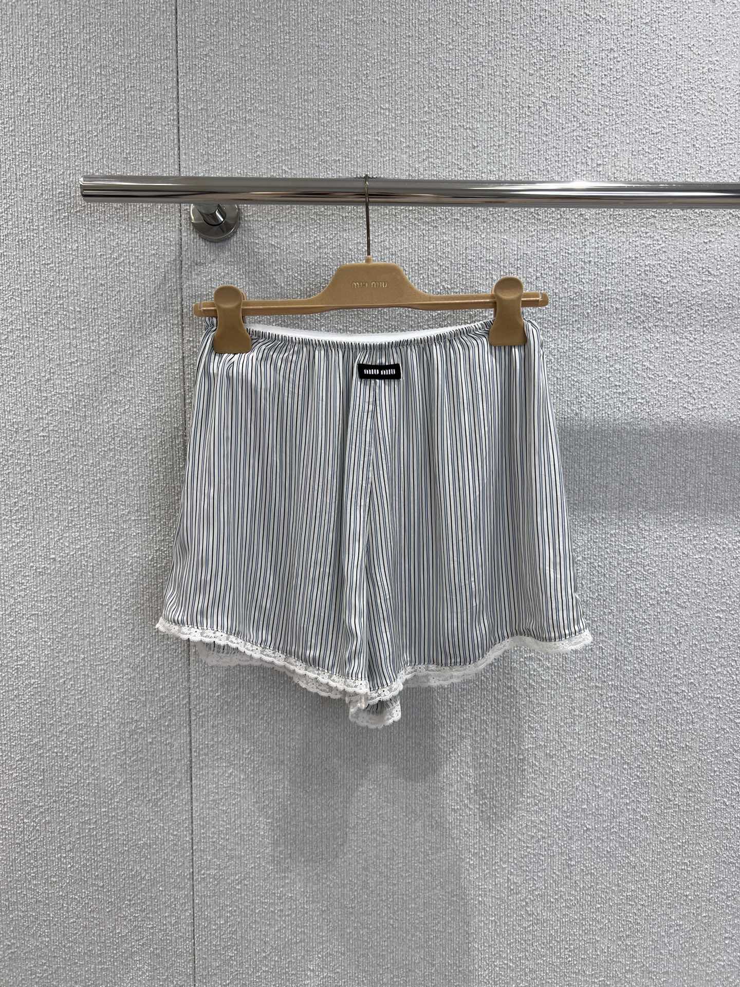 NO:453687,Shorts Support replacement Miumi* 25FW early autumn new style, fashionable lace silk suspender vest shorts set | Exclusive yb development!  High-end production!  It uses 100% mulberry silk fabric, with delicate texture and comfortable skin. Refreshing stripes + lace hem, which is so coquettish that the thin shoulder strap design cannot hide the little sexy. Wear it directly with an oxygen filter and a high-waisted pants/short skirt. Korean idols feel like they are on the street~ Want to be a sweet summer girl?  This piece is locked, with one click to control the loose pure beauty style on spot sale S/M/L real shot details pictures, miumiu, skirts, shorts, real silk, alexander wang19860909短裤 支持换款Miumi* 25FW早秋新款 时髦花边真丝吊带背心短裤套装丨独家yb开发！高版出品！采用百分百桑蚕丝面料,质感细腻,亲肤舒适.清爽条纹+蕾丝下摆,嗲到不行,细肩带设计藏不住的小性感,穿上直接自带氧气感滤镜搭高腰裤/小短裙,韩系爱豆出街感拿捏～想当夏日甜妹？这件锁死,一键拿捏松弛纯欲风现货发售S/M/L实拍细节图,,miumiu,skirts,shorts,real silk,alexander wang,Women's clothing