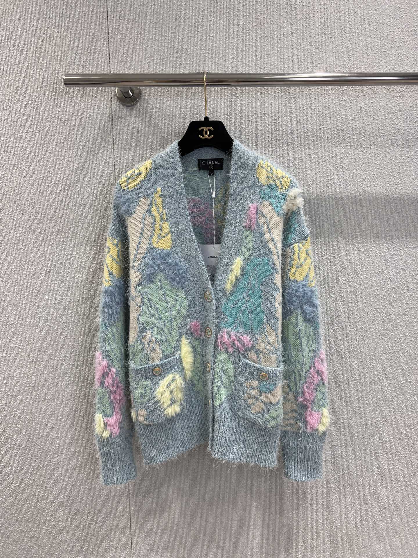 NO:452865,Support replacement Chane* 25A high-end handicraft workshop series new style feather color-blocking floral V-neck knitted cardigan | Exclusive yb development!  High-end production!  Positioning color matching custom special yarn contrasting color edges to reduce age-reducing temperament girlish style retro and fashionable!  Custom painted flower metal buckles are super beautiful!  Original custom hardware buckle accessories, classic versatile styles are good no matter how you match them. S/M/L real photos are available in stock, chanel, alexander wang19860909支持换款 Chane* 25A高级手工坊系列新款 羽饰拼色花卉V领针织开衫丨独家yb开发！高版出品！定位配色定制特种纱线撞色包边减龄气质少女风复古又时髦！定制烤漆花朵金属扣超美！原版定制五金扣配件,经典百搭版型不挑人怎么搭都好看.现货发售S/M/L实拍细节图,,chanel,alexander wang,Women's clothing