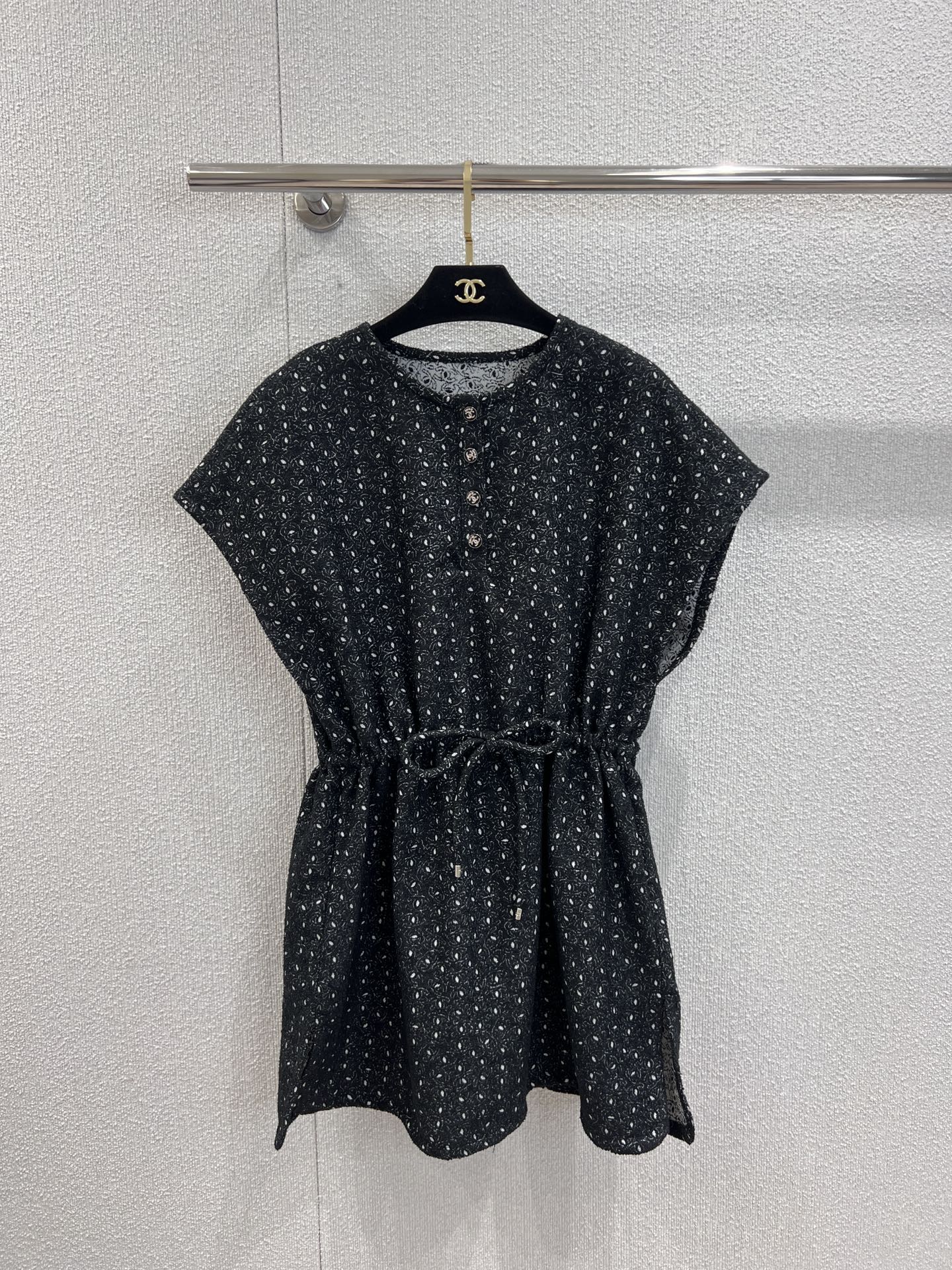 NO:453735,Support replacement Chane* 25Mcoco beach series new model dark flower thin vest skirt | Exclusive yb development!  High-end production!  The elastic waistband design is very friendly to the body tolerance~ custom imported material, soft and glutinous texture, and the upper body is not tied at all!  The Dly chest is embellished with the diamond buttons of the coco beach series, which is full of highlights!  A must-have artifact for exquisite girls!  S/M/L real photos, chanel, skirts, alexander wang19860909支持换款 Chane* 25Mcoco beach系列新款 暗花薄呢背心裙丨独家yb开发！高版出品！松紧收腰绑带设计对身材包容度非常友好～定制进口材质,质感柔软软糯,上身完全不扎！可Dly 胸口以coco beach系列的钻扣做点缀,穿搭亮点十足！精致女生必备神器！现货发售S/M/L实拍细节图,,chanel,skirts,alexander wang,Women's clothing