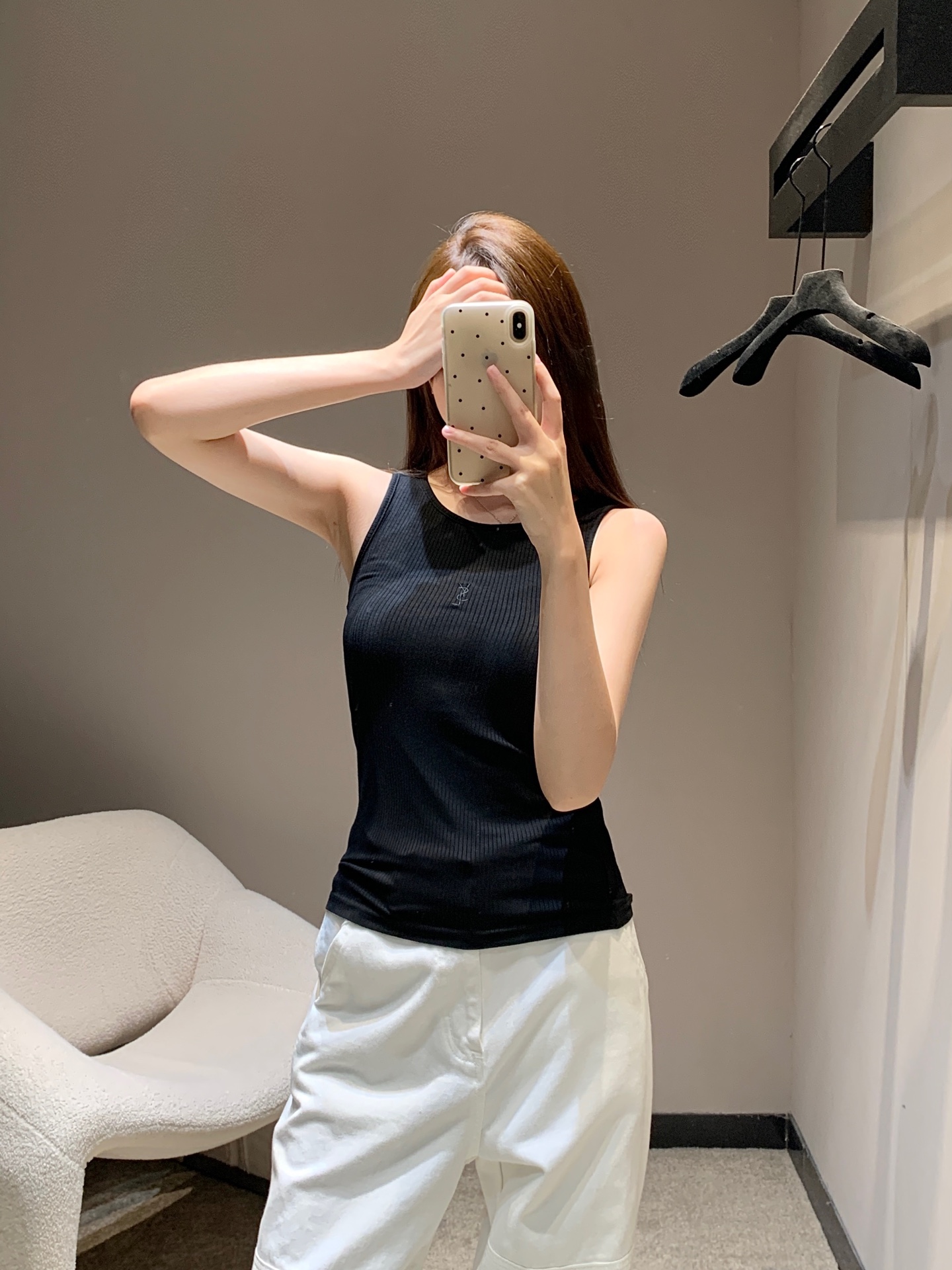 NO:451711,Saint laur*nt 25Ss spring and summer new style embroidered logo knitted vest丨Exclusive yb development!  High-end production!  Classic embroidered letters are casual and fashionable. A little sexy with a slightly transparent look. It is so soft and glutinous. It is a must-have for babies who want to wear a slack feeling. It can be matched with casual pants. The lazy and casual style is very beautiful. Daily versatile style is available in stock. S/M/L, saint laurent, alexander wang19860909Saint laur*nt 25Ss春夏新款 刺绣logo针织背心丨独家yb开发！高版出品！经典刺绣字母休闲时髦 微透视的小性感～软软糯糯的手感太爱了～～想要穿出松弛感的宝贝必备哦～随意搭配休闲裤可～ 慵懒随意的版型非常好看 日常百搭款 现货发售S/M/L,,saint laurent,alexander wang,Women's clothing