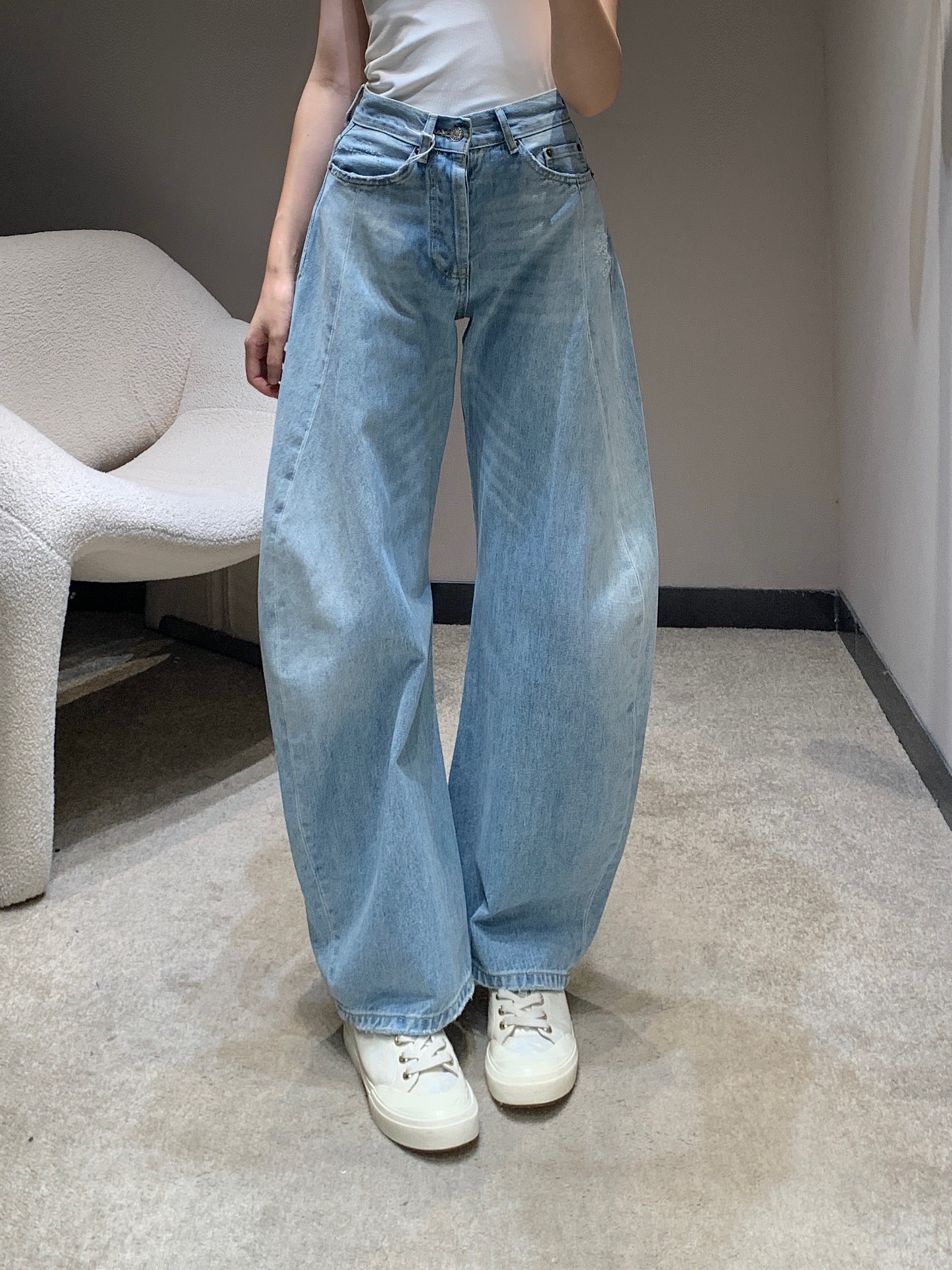 NO:451717,Acne Studio*s 25Fw early autumn new style, gradient splicing simple scimitar jeans | Exclusive high-end production!  Using denim cotton material, enzyme washing process, light blue color, very beautiful, scimitar pants style, leg shape, cover hips and make slimming, back pocket leather brand design, custom hardware accessories, details online ~ S/M/L,,acne studios, jeans, alexander wang19860909Acne Studi*s 25Fw早秋新款 渐变拼接简约弯刀牛仔裤丨独家高版出品！采用牛仔全棉材质 酵素洗水工艺 色系浅蓝非常好看 弯刀裤版型 修饰腿型 遮胯显瘦 后袋皮牌设计 定制五金配件 细节在线~现货发售S/M/L,,acne studios,jeans,alexander wang,Women's clothing