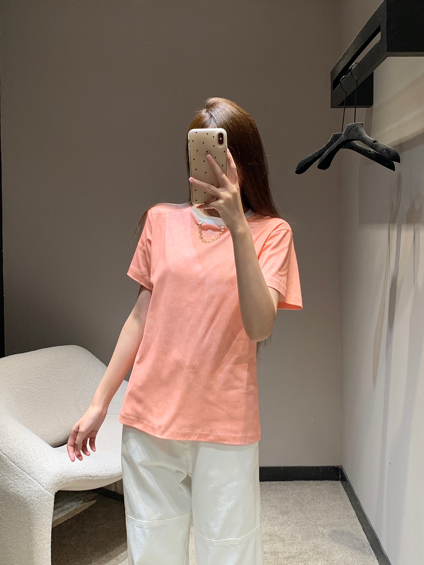 NO:452159,Louis Vuitto* 25Ss Spring and Summer New Style Contrast Printed Chain Round Neck Short Sleeve T-Shirt丨Exclusive yb development!  High-end production!  Regular short-sleeved T-shirt cut to highlight the brand style. Made of gram-weight pure cotton, slightly elastic, and slimming visual effect. The neckline is marked with metal letters and chain white thread edges as the design highlight. The large body is full of four-leaf clover letters. The whole body is classic plain color base. The fashion sense suddenly increases. The inner wear is very fashionable. S/M/L is available in stock. S/M/L,,louis vuitton, T-shirt,tees, t-shirt,alexander wang19860909Louis Vuitto* 25Ss春夏新款 撞色印花链条圆领短袖T恤丨独家yb开发！高版出品！常规短袖T恤裁剪 凸显品牌格调 采用克重纯棉制成 略带有弹力 呈现显瘦视觉效果 领口以金属字母标链条白色螺纹包边作设计亮点 大身满印四叶草字母图案 通体经典素色打底 时尚感骤增 单穿内搭都出彩时髦 现货发售S/M/L,,louis vuitton,T-shirt,tees，t-shirt,alexander wang,Women's clothing