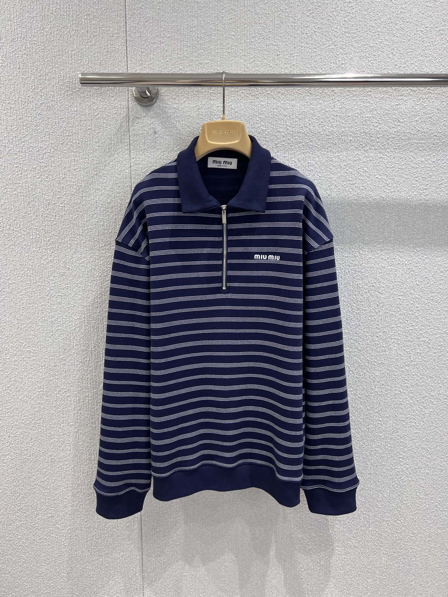 NO:452157,Support replacement Miumi* 25Fw early autumn new style striped zipper POLO shirt丨Exclusive yb development!  High-end production!  Customized high-quality fabric with zipper half-open tilt to increase the beautiful and casual feeling of outfits. The inner wear is brilliant and fashionable. The letter logo is embellished on the chest to highlight the brand style. Fashionable and fashionable. Both men and women can control it. Different from the market version. The only quality of the version!  S/M/L real photos, miumiu, alexander wang19860909支持换款 Miumi* 25Fw早秋新款 条纹拉链POLO衫丨独家yb开发！高版出品！定制高克重面料 拉链半开襟 增加穿搭美高休闲感 单穿内搭都出彩时髦 胸前点缀字母徽标 凸显品牌格调 洋气时髦 男女均可驾驭 区别市面版本 唯一对版品质！ 现货发售S/M/L实拍细节图,,miumiu,alexander wang,Women's clothing