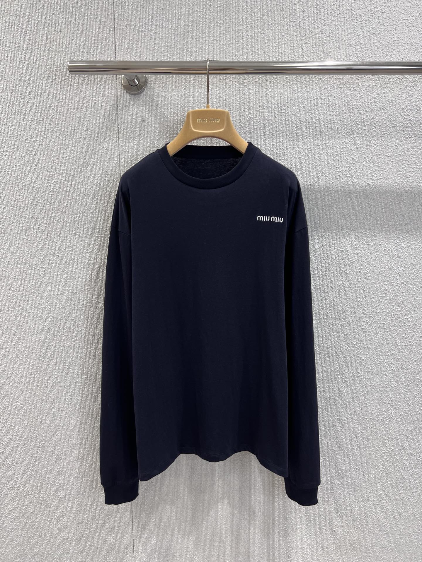 NO:453756,Supports replacement of MiuMi* 25Fw early autumn new style logo logo embroidered long-sleeved T-shirt | Exclusive yb development!  High-end production!  It’s nice to wear alone~ The classic small round neck design is simple and easy to wear. It’s lazy and casual and slim. It’s the kind that can’t be taken off!  The oversize style is not picky about the figure at all!  All body types can be easily controlled!  Single-fitting and layering are great! Fashionable artists are well-equipped to custom fabrics, with great comfort!  S/M/L real photos, detailed pictures, miumiu, versace, tees, t-shirt, alexander wang19860909支持换款MiuMi* 25Fw早秋新款 logo徽标刺绣长袖T恤丨独家yb开发！高版出品！单穿内搭都很nice~经典的小圆领设计简洁好穿 慵懒又随意感觉自带显瘦属性 脱不下来的那种！oversize版型完全不挑身材！各种体型都能轻松驾驭！单穿叠穿都超棒!时髦精们BI入好吧定制面料 舒适度爆表！现货发售S/M/L实拍细节图,,miumiu,versace,tees，t-shirt,alexander wang,Women's clothing