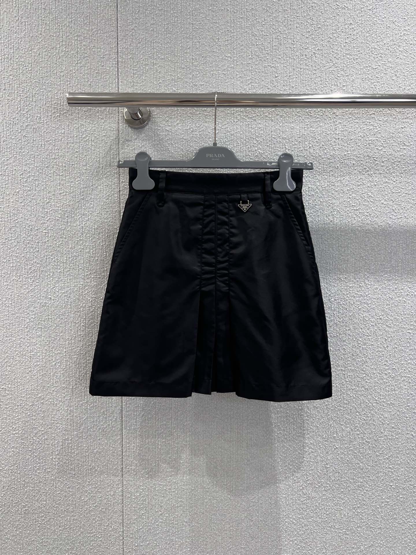 NO:452859,Support replacement Prad* 25Fw early autumn new style, enamel triangle logo nylon skirt丨Exclusive yb development!  High-end production!  The classic triangle logo embellishments at the waist add fun to the outfit~recycled nylon material, customized fabrics are hard and stylish on the upper body!  The waist-closing A-shaped upper body looks slim and fashionable ~ The navigation series is free to match and look good in stock S/M/L real-life details pictures, prada, skirts, alexander wang19860909支持换款 Prad* 25Fw早秋新款 珐琅三角徽标尼龙半裙丨独家yb开发！高版出品！腰间经典三角徽标点缀增添穿搭趣味～再生尼龙材质,定制对版面料上身硬挺有型不软塌！收腰A字版型上身显瘦又时髦～航海系列随意搭配都好好看现货发售S/M/L实拍细节图,,prada,skirts,alexander wang,Women's clothing