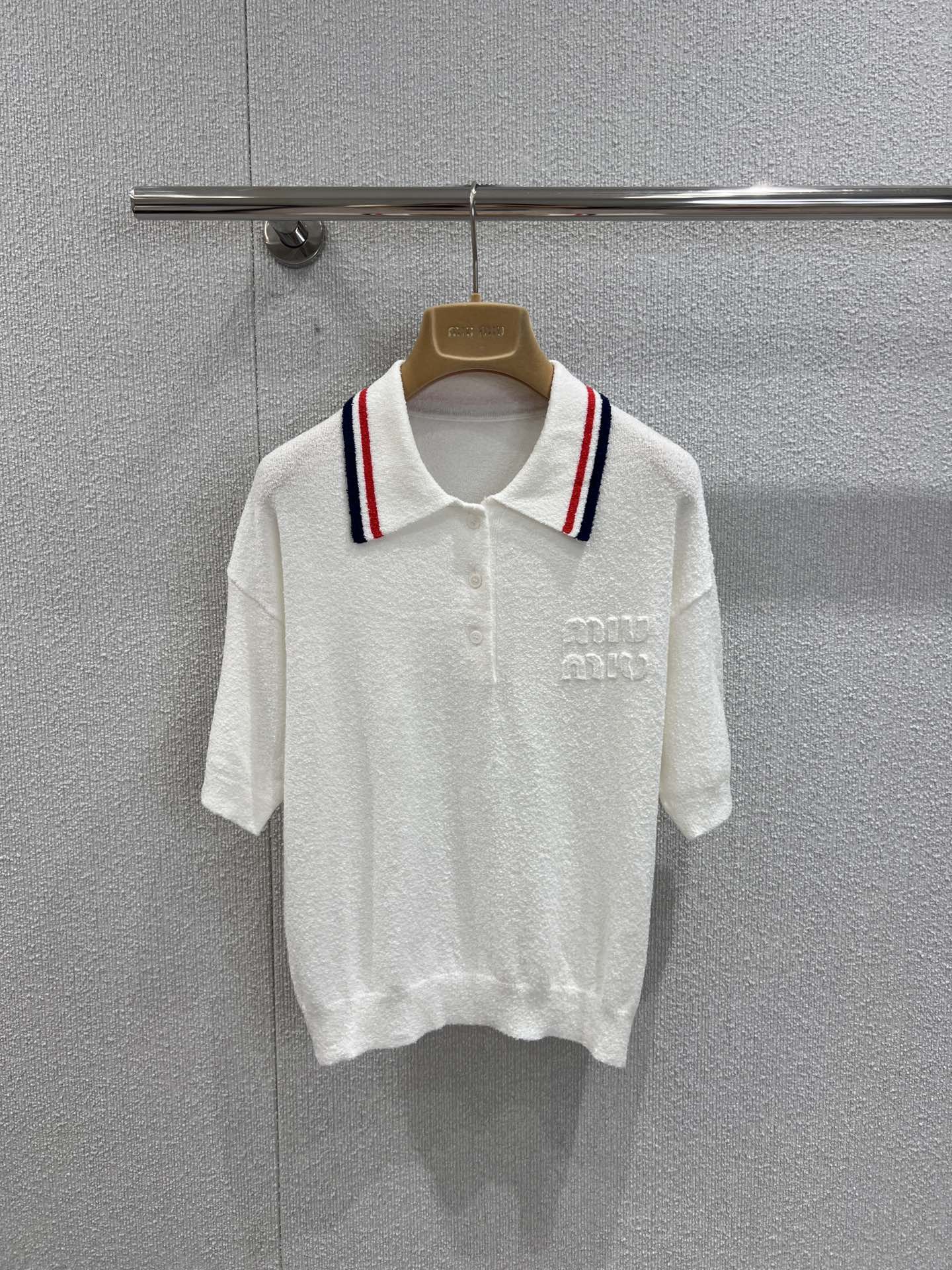 NO:452853,Tops support replacement Miumi* 25Fw early autumn new style, college style white towel knitted short-sleeved Polo shirt + skirt suit | Exclusive yb development!  High-end production!  Loose POLO short-sleeved style, collar color-blocked striped trim academic style details are full, the pair of 3-plate buttons and half-balanced plackets are decorated with three-dimensional fabric logo logo on the chest highlights the style, the loose style is loose and lazy to cover the flesh and make it look slim, paired with pleated skirts are suitable for daily or vacation outfits, matched with white shoes, go out directly, girlish feel is full~ S/M/L real-life details pictures on sale, miumiu, skirts, T-shirt, alexander wang19860909上衣支持换款Miumi* 25Fw早秋新款 学院风白色毛巾针织短袖Polo衫+半裙套装丨独家yb开发！高版出品！宽松POLO短袖版型,领子拼色条纹饰边学院风细节拉满,对版的3粒纽扣半门襟,胸口饰立体织物logo徽标凸显格调,宽松版型松弛慵懒遮肉显瘦,搭配百褶小裙子适合日常or度假穿搭,搭配小白鞋直接出门,少女感拉满~现货发售S/M/L实拍细节图,,miumiu,skirts,T-shirt,alexander wang,Women's clothing