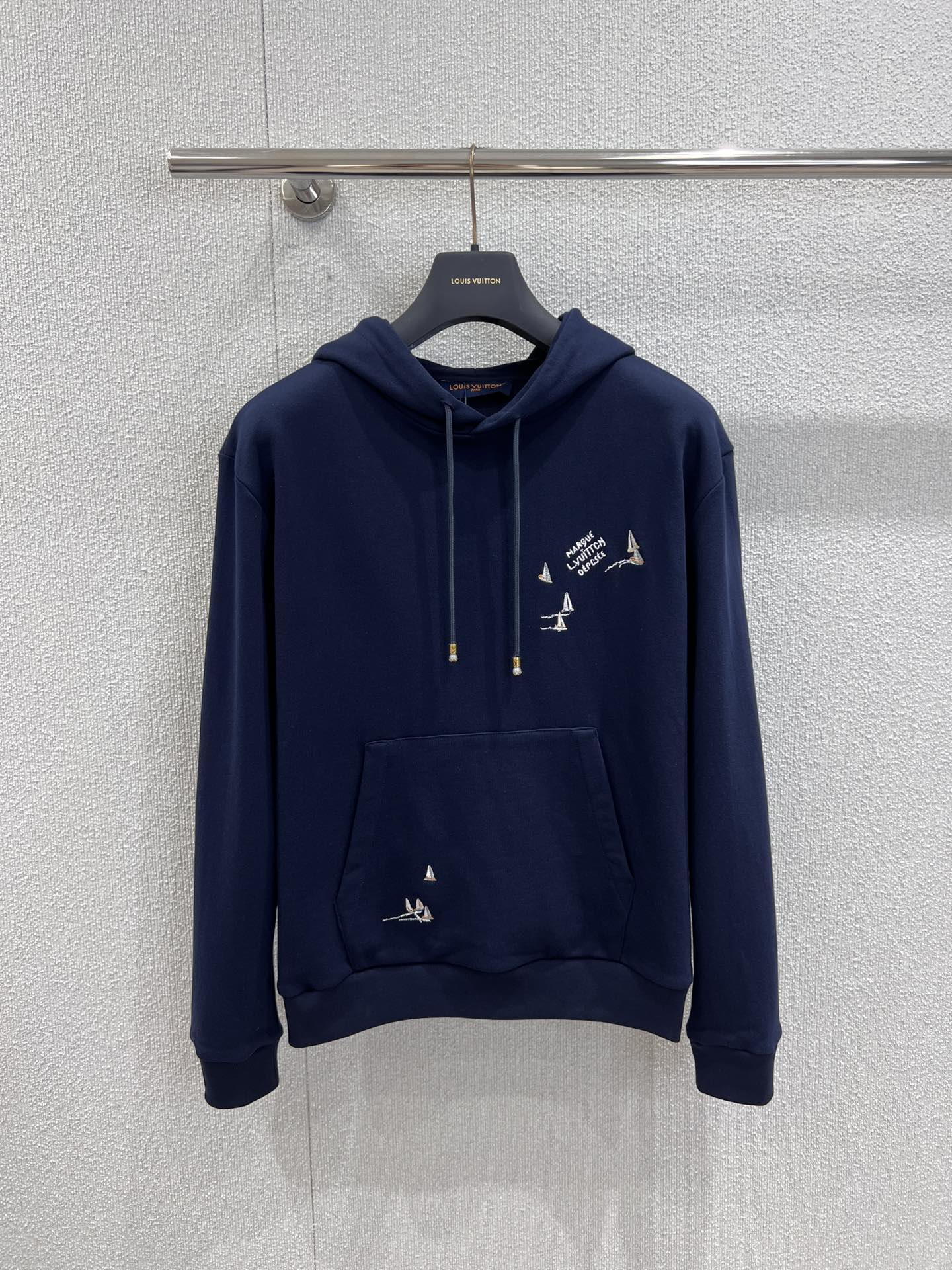 NO:452838,Support replacement Louis Vuitto*25Fw early autumn new style, sailing embroidered hooded drawstring sweatshirt丨Exclusive yb development!  High-end production!  The same style for men and women, loose style, iconic letter embroidery on the chest, showing taste, the front and back of the upper and lower sides, all-round echoes the childlike sailing pattern, drawstring pearl metal engraving details, showing the brand's high-end feeling, versatile and fashionable upper body, simple and not picky about body shape, enduring sweatshirt style, minimalist and casual style, must-have fashion outfits for everyday, real-life details of S/M/L on sale, louis vuitton, hoodie, sweatshirts, hats, alexander wang19860909支持换款 Louis Vuitto*25Fw早秋新款 帆船刺绣连帽抽绳卫衣丨独家yb开发！高版出品！男女同款 宽松版型 胸前标志性字母刺绣 彰显品味 上下正反面全方位呼应童趣感帆船图案 抽绳珍珠金属印刻细节 尽显品牌高级感 上身百搭时髦 简约不挑身材 经久不衰的卫衣款式 尽显极简休闲风格 日常必备时尚穿搭 现货发售S/M/L实拍细节图,,louis vuitton,hoodie,sweatshirts,hats,alexander wang,Women's clothing