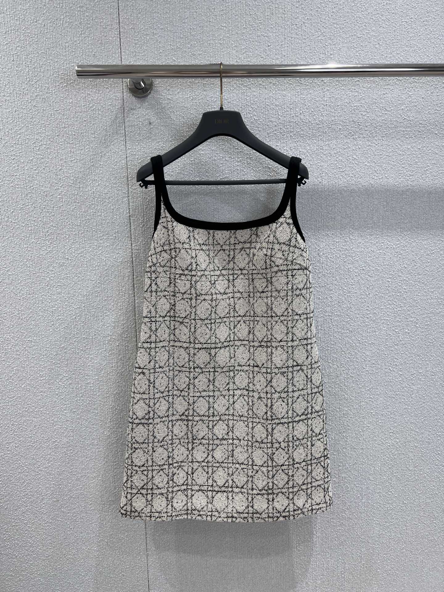 NO:456477,Support replacement Dio* 25Ss spring and summer new model, rattan plaid braided diamond vest skirt | Exclusive high-end production!  Original custom imported yarn with three-dimensional weaving craftsmanship! Classic interpretation of the free soul of unrestrainedness, high-end black and white French elegant temperament, age-reducing temperament, classic small A-shaped style is versatile and not picky! The upper body looks slim and tall! S/M/L real shot details pictures on sale, dior, skirts, alexander wang19860909支持换款 Dio* 25Ss春夏新款 藤格纹编织菱格背心裙丨独家高版出品！立体编织工艺原版定制进口纱线!经典演绎无拘无束的自由灵魂,高级黑白调法式优雅气质,减龄气质经典小A字版型百搭不挑人!上身显瘦又高挑! 现货发售S/M/L实拍细节图,,dior,skirts,alexander wang,Women's clothing