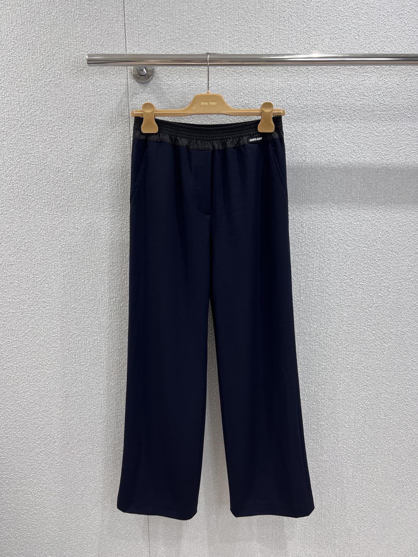 NO:453712,Support replacement Miumi* 25FW early autumn new style solid color micro-label simple straight loose casual pants | Exclusive yb development!  High-end production!  Ultra-fine wool adds a classic atmosphere to the casual silhouette of these trousers, rejuvenating the Miu Miu style code. The sports details at the waist add a contrast between playfulness and elegance, enhancing the balance between comfort and style. S/M/L real-life details pictures on sale in stock, miumiu, alexander wang19860909支持换款 Miumi* 25FW早秋新款 纯色微标简约直筒宽松休闲裤丨独家yb开发！高版出品！超细羊毛为这些长裤的休闲廓形增添经典气息,焕新演绎Miu Miu风格密码.腰部的运动细节增添了俏皮与优雅的对比,提升舒适与风格之间的平衡.现货发售S/M/L实拍细节图,,miumiu,alexander wang,Women's clothing