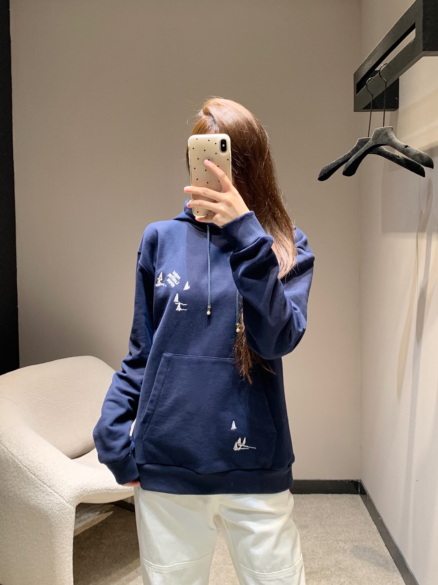 NO:452842,Louis Vuitto*25Fw early autumn new style sailing embroidered hooded drawstring sweatshirt | Exclusive yb development!  High-end production!  The same style for men and women, loose style, iconic letter embroidery on the chest, showing taste, the front and back of the upper and lower sides, all-round echoes the childlike sailing pattern, drawstring pearl metal engraving details, showing the brand's high-end feeling, versatile and fashionable upper body, simple and not picky about body shape, enduring sweatshirt style, minimalist and casual style, must-have fashion outfits for daily life, on-site S/M/L,, louis vuitton, hoodie, sweatshirts, hats, alexander wang19860909Louis Vuitto*25Fw早秋新款 帆船刺绣连帽抽绳卫衣丨独家yb开发！高版出品！男女同款 宽松版型 胸前标志性字母刺绣 彰显品味 上下正反面全方位呼应童趣感帆船图案 抽绳珍珠金属印刻细节 尽显品牌高级感 上身百搭时髦 简约不挑身材 经久不衰的卫衣款式 尽显极简休闲风格 日常必备时尚穿搭 现货发售S/M/L,,louis vuitton,hoodie,sweatshirts,hats,alexander wang,Women's clothing