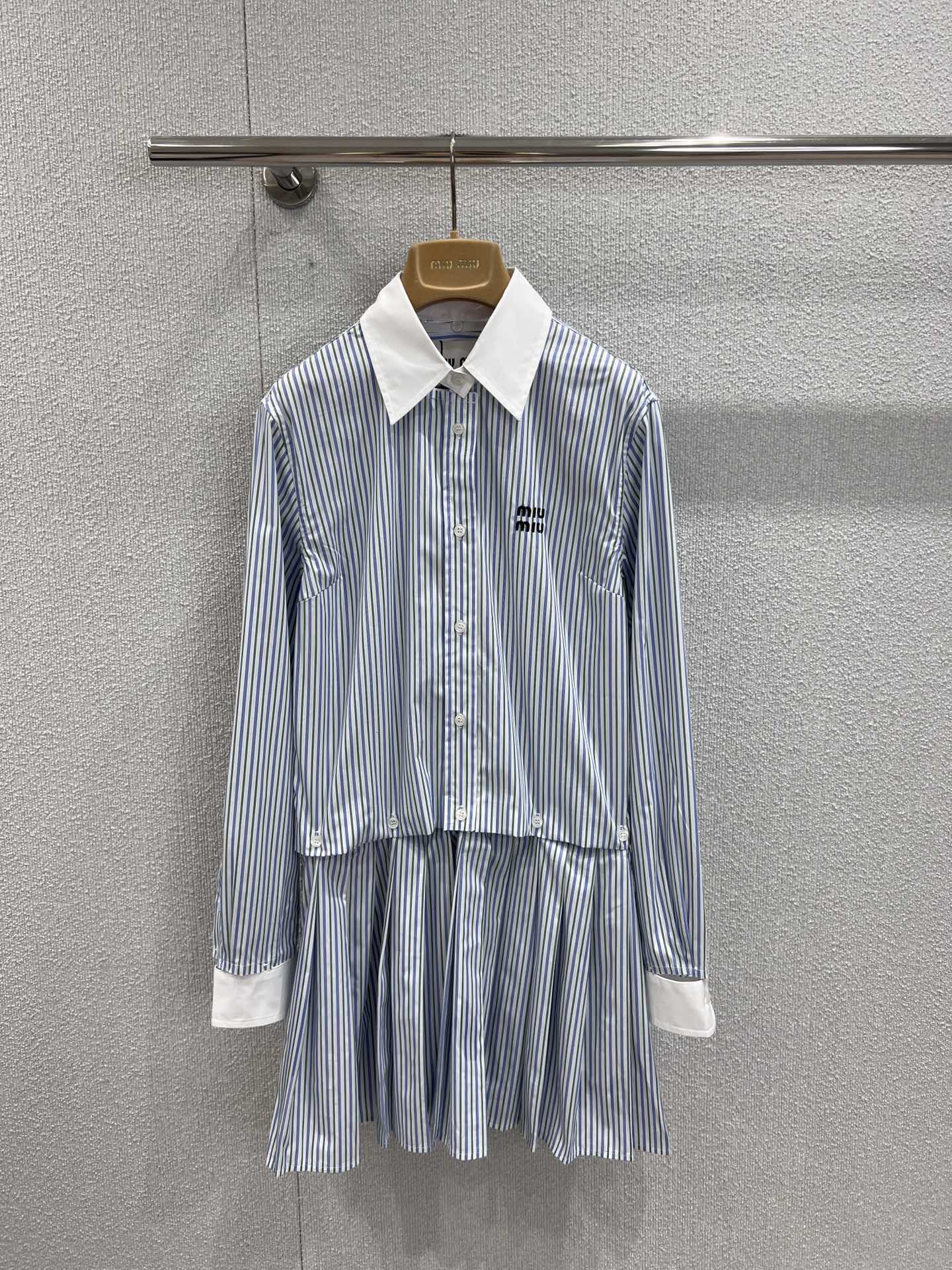 NO:452863,Support replacement Miumi* 25Fw early autumn new style pleated striped poplin shirt dress 丨Exclusive yb development!  High-end production!  The women's lines meet in this poplin mini skirt. The detachable collar and cuffs are designed in contrasting colors to become unique styling details, and the classic striped pattern is rich, highlighting the Miu style. The workmanship quality depends on the details!  S/M/L real photos of S/M/L on spot sale, miumiu, skirts, shirts, alexander wang19860909支持换款 Miumi* 25Fw早秋新款 褶皱条纹府绸衬衫式连衣裙丨独家yb开发！高版出品！这款府绸迷你裙的女性线条相遇.可拆卸的领子和袖口采用对比色设计,成为独特的造型细节,并以经典条纹图案丰富,彰显Miu 风格.做工品质看细节！现货发售S/M/L实拍细节图,,miumiu,skirts,shirts,alexander wang,Women's clothing