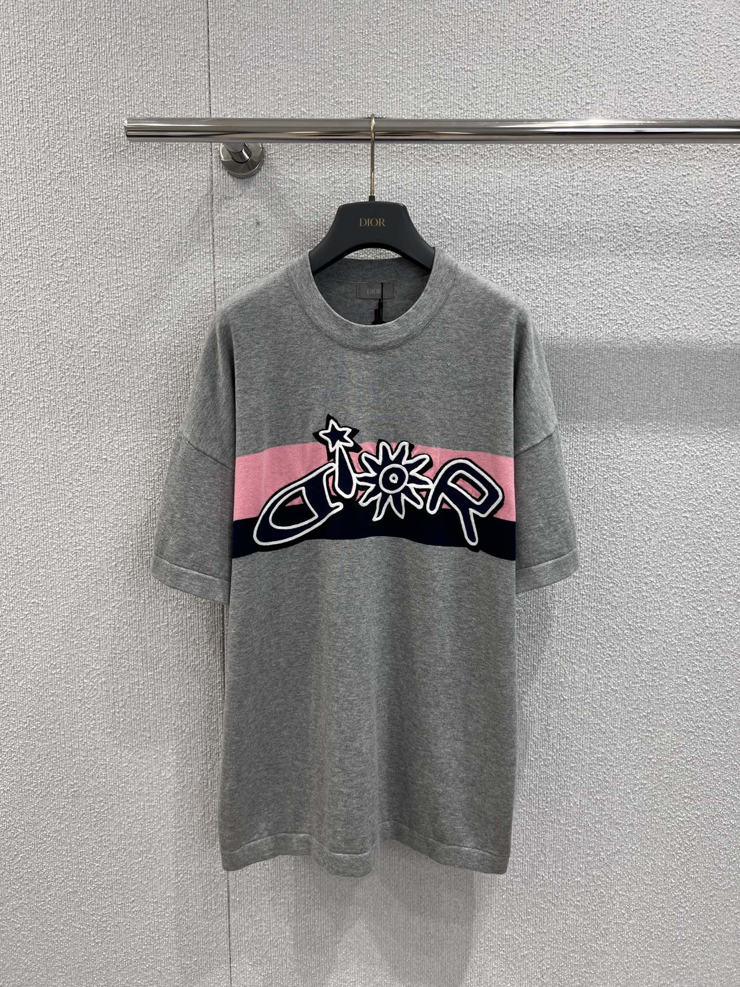 NO:453721,Support replacement Dio* 25FW early autumn new model sunflower knitted short-sleeved top | Exclusive yb development!  High-end production!  Yarn wool dyes YB, gray, blue, pink, 14-needle imported Stor wool loom, a single piece takes 280 minutes per piece, the embroidery uses woven twill cotton cloth to burn, imported machine positioning patch embroidery, manual inspection, sewing disc, workmanship quality depends on details. S/M/L real shot details, dior, T-shirt, alexander wang19860909支持换款 Dio* 25FW早秋新款 太阳花针织短袖上衣丨独家yb开发！高版出品！纱线毛料对YB染色,灰色 蓝色 粉色,运用14针进口斯托尔毛织机,单件耗时280分钟/件,刺绣采用梭织斜纹棉布烧花,进口机定位贴布刺绣,人工检验,缝盘,做工品质看细节.现货发售S/M/L实拍细节图,,dior,T-shirt,alexander wang,Women's clothing