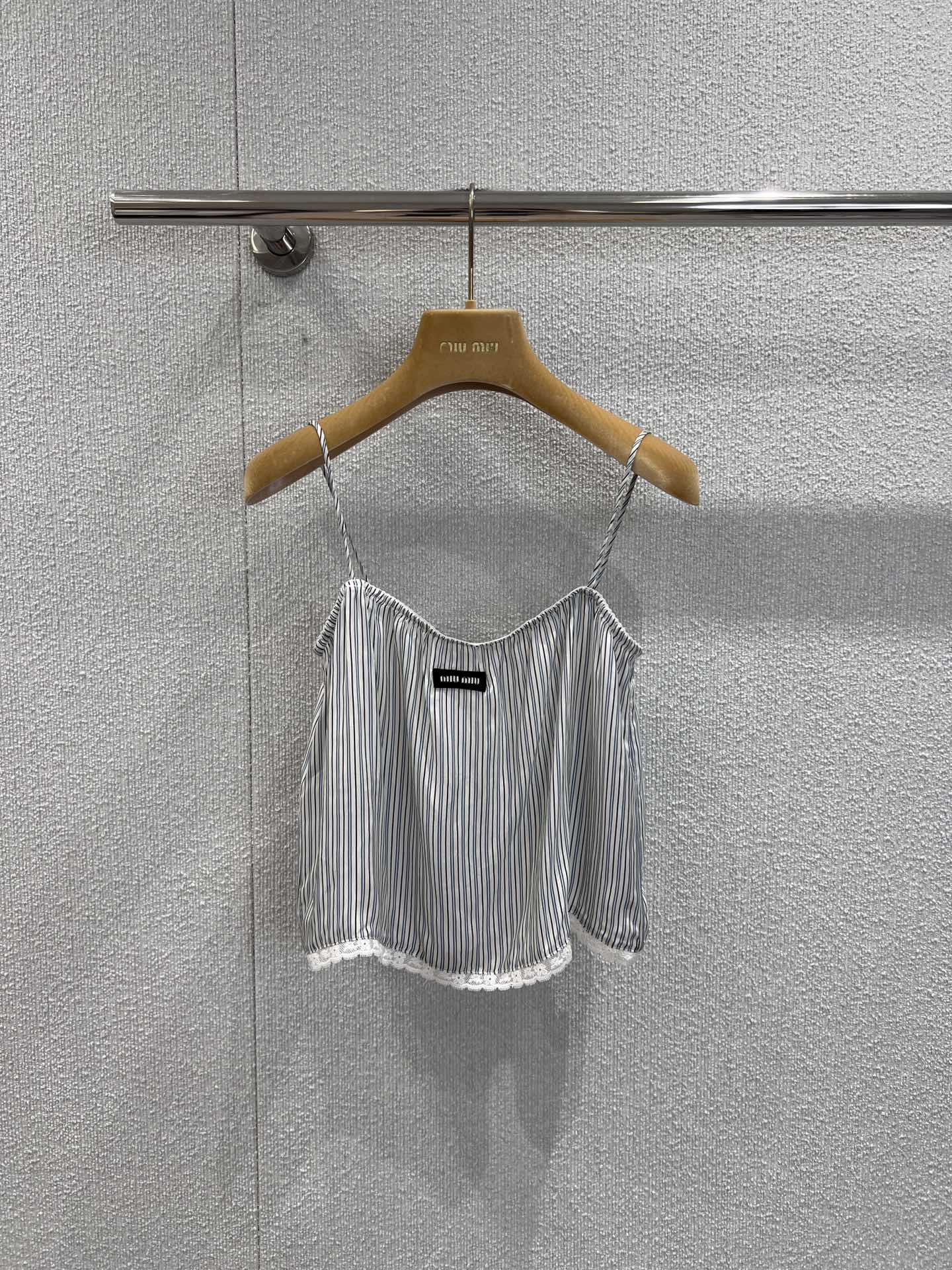 NO:453682,Sling support replacement Miumi* 25FW early autumn new style, fashionable lace silk suspender vest shorts set | Exclusive yb development!  High-end production!  It uses 100% mulberry silk fabric, with delicate texture and comfortable skin. Refreshing stripes + lace hem, which is so coquettish that the thin shoulder strap design cannot hide the little sexy. Wear it directly with an oxygen filter and a high-waisted pants/short skirt. Korean idols feel like they are on the street~ Want to be a sweet summer girl?  This piece is locked, with one click to control the loose pure beauty style on spot sale S/M/L real shot details pictures, miumiu, skirts, shorts, real silk, alexander wang19860909吊带支持换款 Miumi* 25FW早秋新款 时髦花边真丝吊带背心短裤套装丨独家yb开发！高版出品！采用百分百桑蚕丝面料,质感细腻,亲肤舒适.清爽条纹+蕾丝下摆,嗲到不行,细肩带设计藏不住的小性感,穿上直接自带氧气感滤镜搭高腰裤/小短裙,韩系爱豆出街感拿捏～想当夏日甜妹？这件锁死,一键拿捏松弛纯欲风现货发售S/M/L实拍细节图,,miumiu,skirts,shorts,real silk,alexander wang,Women's clothing