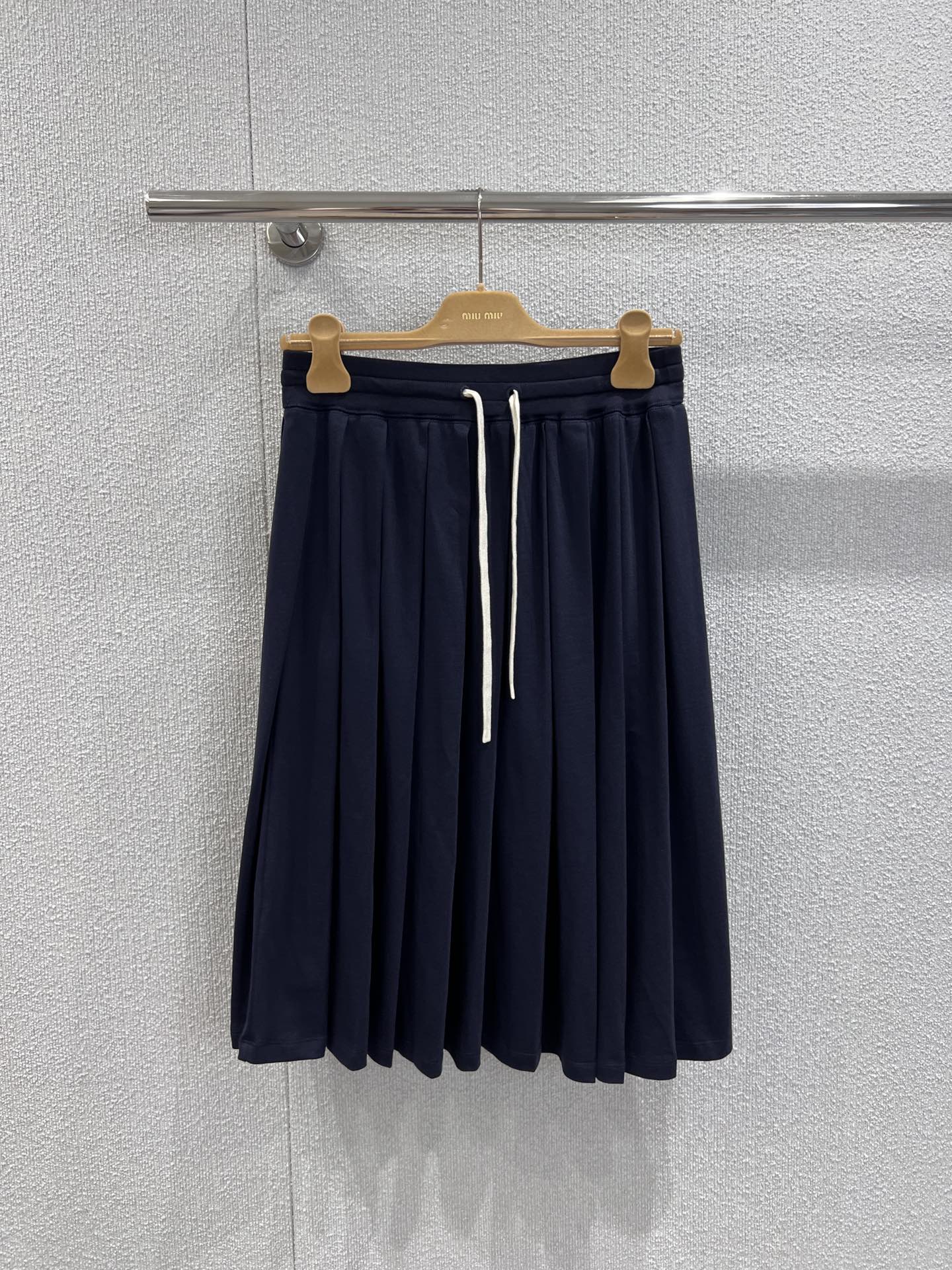 NO:453692,Support replacement Miumi* 25FW early autumn new style drawstring embroidered letters pleated midskirt | Exclusive yb development!  High-end production!  Customized cotton material, a skirt is made of extra large materials, exquisite pleats and pleats, and the drape feels very good. The logo embroidered letter pattern on the hem of the skirt shows the charm of the brand ~ it is easy to control the layered and single wear!  Perfect workmanship quality depends on the details. S/M/L real photos of S/M/L are sold in stock, miumiu, skirts, alexander wang19860909支持换款 Miumi* 25FW早秋新款 抽绳绑带刺绣字母百褶中裙丨独家yb开发！高版出品！定制棉材质,一条裙子超大用料,褶位和褶量精致,垂感非常好,裙身下摆徽标刺绣字母图案,彰显品牌魅力定位～叠穿单穿都是轻松驾驭！完美做工品质看细节.现货发售S/M/L实拍细节图,,miumiu,skirts,alexander wang,Women's clothing