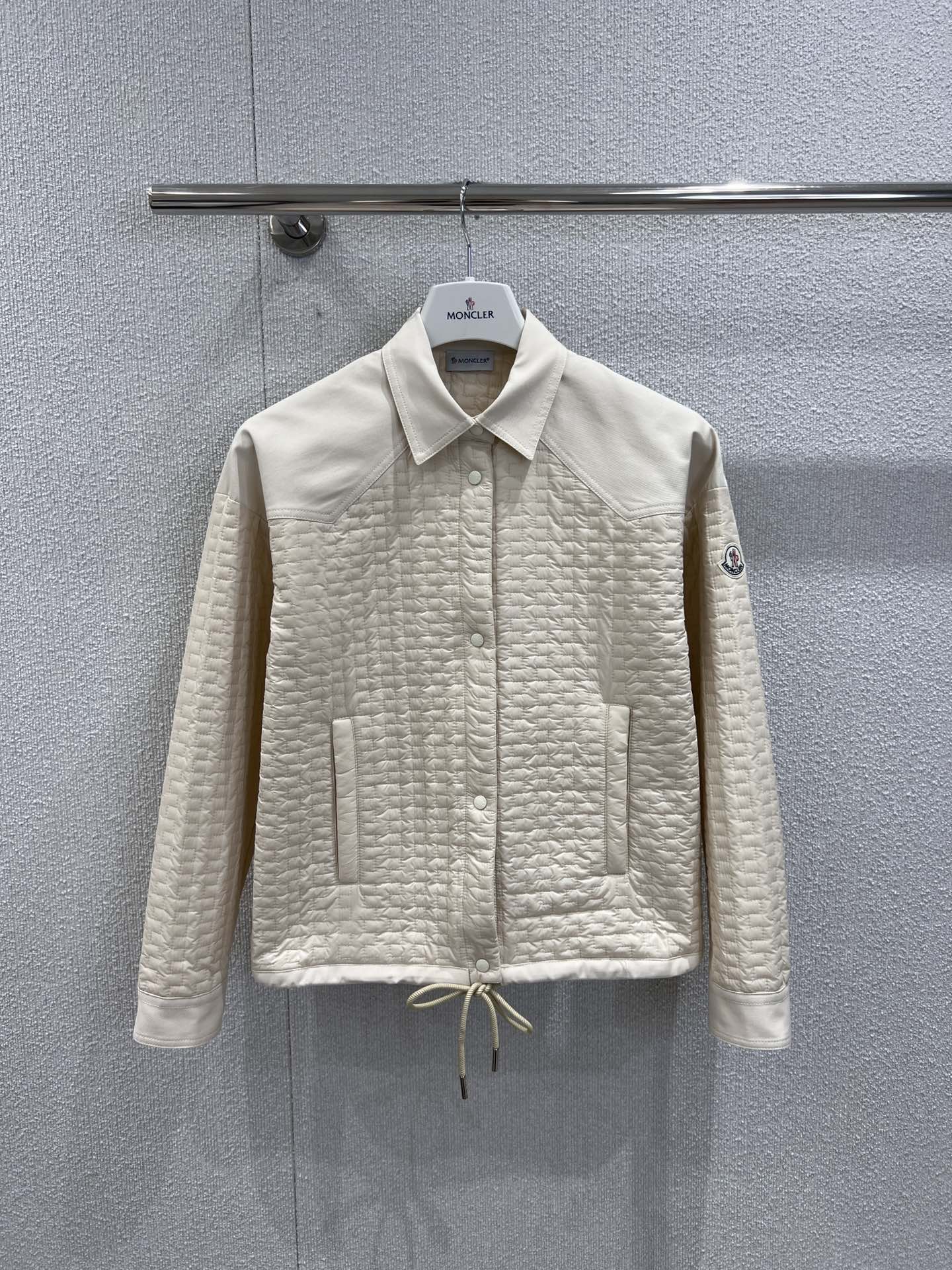 NO:453752,Support replacement Moncle* 25Fw autumn and winter new style geometric embossed lapel cotton jacket | Exclusive yb development!  High-end production!  Windproof and waterproof nylon material, its craftsmanship is restored, upgraded material, improve the function of anti-cold in autumn and winter, down cotton filling the inner lining, the whole piece is light and warm, the lapel stand collar is worn, the whole body is embossed, the flip pocket is warmed, the hand warms the capacity, the design is rich and practical, the outer pocket of the arm echoes, the iconic logo patches show the low-key and high-end feeling, the exquisite cloth on the inside can successfully show the quality, get rid of the dullness, integrate warmth and fashionable, 1/2/3 real-time details pictures on sale,, jackets & coats, down jacket, alexander wang19860909支持换款 Moncle* 25Fw秋冬新款 几何衍线压纹翻领棉服外套丨独家yb开发！高版出品！防风防水尼龙材质 其工艺还原 升级材质 提升秋冬御寒功能 羽绒棉填充内里 整件轻盈保暖 翻领立领两穿 通体采用方格压纹 翻盖口袋暖手增大容量 设计丰富实用 手臂外侧口袋呼应 点缀标志性徽标贴布 彰显低调高级感 内侧精致布标装点细节就能成功展现品质 摆脱沉闷 集保暖与时髦一体 现货发售1/2/3实拍细节图,,jackets & coats,down jacket,alexander wang,Women's clothing