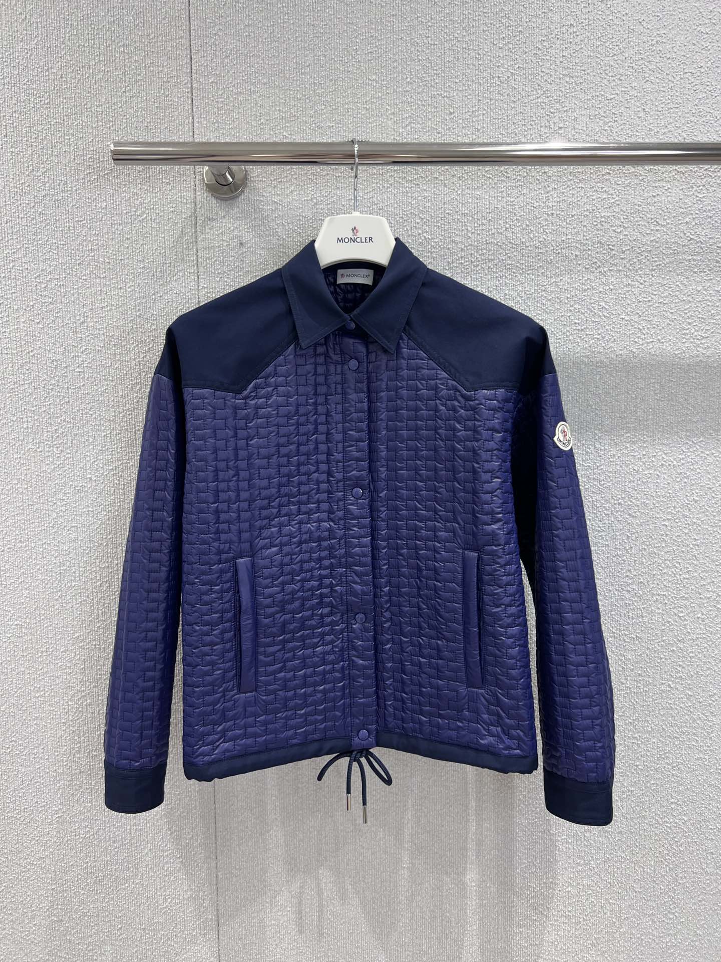 NO:453762,Support replacement Moncle* 25Fw autumn and winter new style geometric embossed lapel cotton jacket | Exclusive yb development!  High-end production!  Windproof and waterproof nylon material, its craftsmanship is restored, upgraded material, improve the function of anti-cold in autumn and winter, down cotton filling the inner lining, the whole piece is light and warm, the lapel stand collar is worn, the whole body is embossed, the flip pocket is warmed, the hand warms the capacity, the design is rich and practical, the outer pocket of the arm echoes, the iconic logo patches show the low-key and high-end feeling, the exquisite cloth on the inside can successfully show the quality, get rid of the dullness, integrate warmth and fashionable, 1/2/3 real-time details pictures on sale,, jackets & coats, down jacket, alexander wang19860909支持换款 Moncle* 25Fw秋冬新款 几何衍线压纹翻领棉服外套丨独家yb开发！高版出品！防风防水尼龙材质 其工艺还原 升级材质 提升秋冬御寒功能 羽绒棉填充内里 整件轻盈保暖 翻领立领两穿 通体采用方格压纹 翻盖口袋暖手增大容量 设计丰富实用 手臂外侧口袋呼应 点缀标志性徽标贴布 彰显低调高级感 内侧精致布标装点细节就能成功展现品质 摆脱沉闷 集保暖与时髦一体 现货发售1/2/3实拍细节图,,jackets & coats,down jacket,alexander wang,Women's clothing