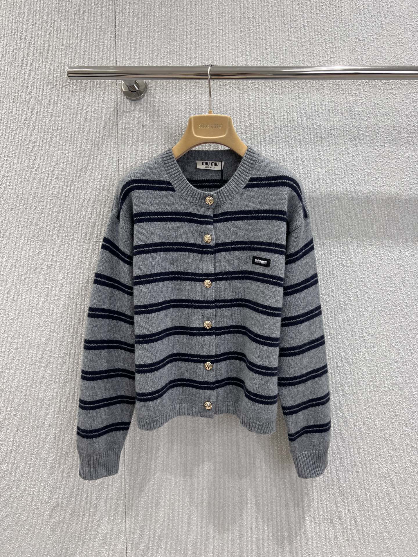 NO:453784,Support replacement Miumi* 25Fw autumn and winter new model, micro-label striped long-sleeved knitted cardigan丨Exclusive yb development!  High-end production!  Cashmere wool yarn weaving, high-quality texture, elastic and comfortable, round neck knitted cardigan tailoring, beautifying the proportions of head and shoulders, making the collar iconic letter logo, black and gray stripes and lines intertwined, presenting a retro college style, regular loose style, fashionable and slimming, easy to control during daily travel or party, S/M/L real-life details pictures,,miumiu,alexander wang19860909支持换款 Miumi* 25Fw秋冬新款 微标条纹长袖针织开衫丨独家yb开发！高版出品！羊绒羊毛纱线织造 质感高级 弹力舒适 圆领针织开衫剪裁 美化头肩比例更显瘦 领前标志性字母徽标 通体黑灰色条纹线条交错相织 呈现复古学院风格 常规宽松版型 时髦显瘦 日常出行或聚会轻松驾驭 现货发售S/M/L实拍细节图,,miumiu,alexander wang,Women's clothing