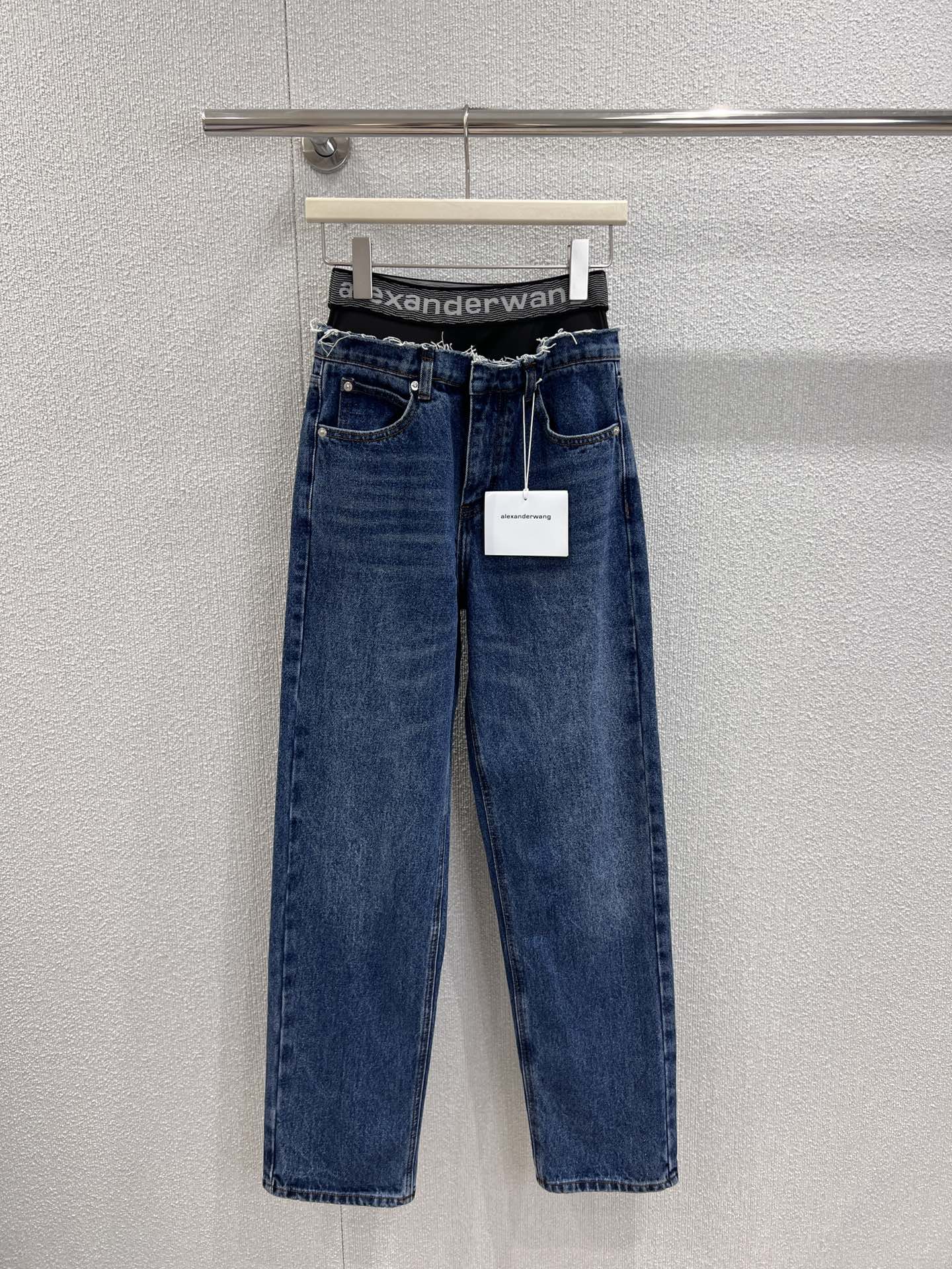 NO:453747,Support replacement Alexand*r wang 25Fw early autumn new style, double waist bristle effect straight jean trousers | Exclusive high-end production!  It makes people who wear it praise it. No one can refuse to look slim and long legs. However, this year's big hits are sold in various counters all over the world. Each store has an excellent style that is hard to find. I immediately took it. I highly recommend the model to keep it!  The original custom workmanship quality depends on the details!  S/M/L real photos of S/M/L, alexander wang19860909支持换款 Alexand*r wang 25Fw早秋新款 双腰头毛边效果直筒牛仔长裤丨独家高版出品！让穿上它的人都赞不绝口 谁都无法拒绝显瘦又显腿长呢 可是今年的大爆款世界各专柜简直卖爆 各个门店一条难求的版型优秀 立马拿捏住了 强烈推荐自留款！原版定制做工品质看细节！现货发售S/M/L实拍细节图,,alexander wang,Women's clothing