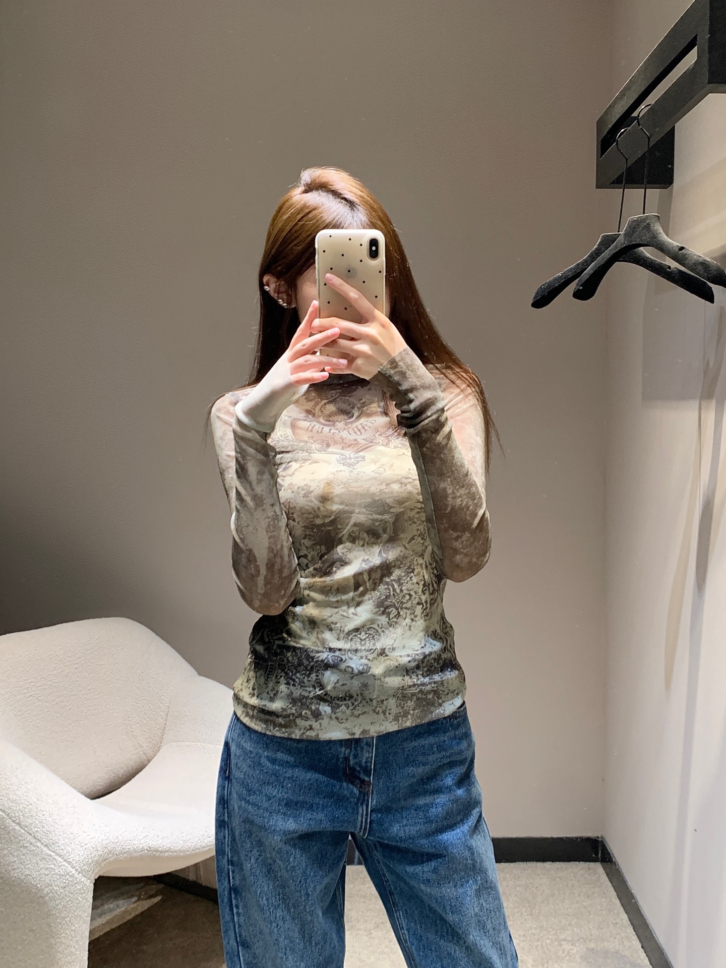 NO:453707,Jean Paul Gaultier 25FW early autumn new American retro letter printed long-sleeved T-shirt | Exclusive high-end production!  Super comfortable fabric. The retro print is really eye-catching. The versatile and not picky about people. The body style covers the flesh and is not tight. The comfort is full of quality and has the effect of adjusting the body proportions. Details are essential for online autumn and winter. Customized fabrics. The texture is nice. S/M/L, tees, t-shirt, alexander wang.19860909Jean Paul Gaultier 25FW早秋新款 美式复古字母印花长袖T恤丨独家高版出品！超舒适面料 复古印花真的非常的吸睛 百搭不挑人随身版型遮肉不紧绷,舒适感满分自带调节身材比例的功效时髦高级 细节在线秋冬必备小单品定制面料 质感就是nice现货发售S/M/L,,tees，t-shirt,alexander wang,Women's clothing