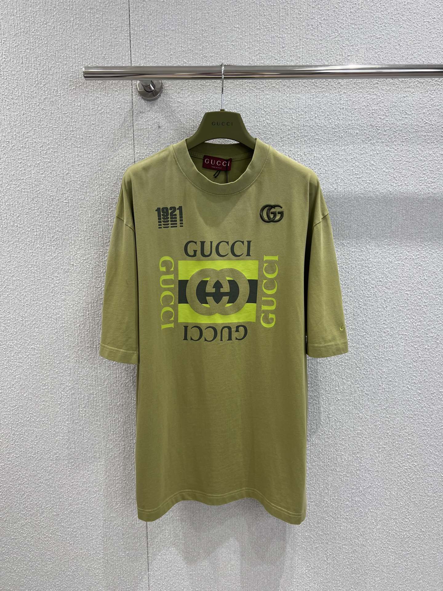 NO:454587,Support replacement Gucc* 25Fw early autumn new product counter synchronization!  1921 embroidered letter printing old round neck short-sleeved T-shirt 丨Exclusive yb development!  High-end production!  The oversized loose fit is huge and slim on the upper body. It is versatile and fashionable!  Positioning letter logo print. The classic style is versatile and not picky about the beauty of others!  The quality of workmanship depends on the details!  Men and women are on sale in stock S/M/L real photos, gucci, versace, T-shirt, tees, t-shirt, alexander wang19860909支持换款 Gucc* 25Fw早秋新品专柜同步！1921刺绣字母印花做旧圆领短袖T恤 丨独家yb开发！高版出品！oversized宽松版型上身巨显瘦.百搭又时髦！定位字母logo印花.经典版型百搭不挑人上身美的不要不要的！做工品质看细节！男女同款 现货发售 S/M/L实拍细节图,,gucci,versace,T-shirt,tees，t-shirt,alexander wang,Women's clothing