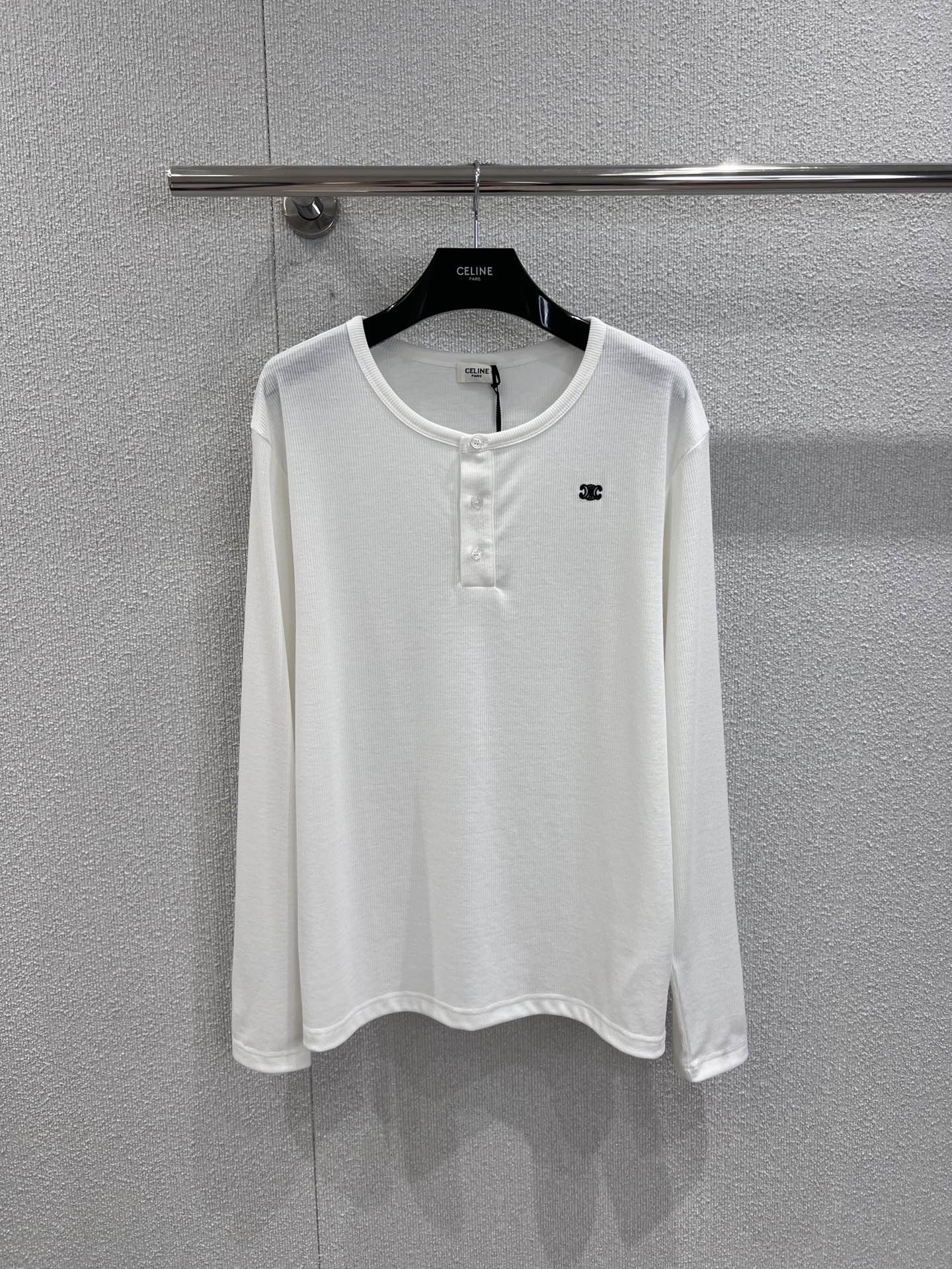 NO:454627,Support for replacement Celin* 25Fw early autumn new style buttoned Arc de Triomphe embroidered logo long-sleeved top丨Exclusive high-end product!  The small details of the neckline and buttons suddenly enhance the exquisiteness. It looks super good when paired with short skirts or jeans. It can be easily controlled whether it is on a daily basis or on vacation. Treasures, hurry up!  S/M/L real photos, celine, skirts, jeans, alexander wang19860909支持换款 Celin* 25Fw早秋新款 扣子款凯旋门刺绣徽标长袖上衣丨独家高版出品！领口和纽扣的小细节设计一下子提升了精致感 随便搭配短裙或牛仔裤都超好看,无论是日常出街还是度假旅游,都能轻松驾驭.宝子们快冲！现货发售S/M/L实拍细节图,,celine,skirts,jeans,alexander wang,Women's clothing