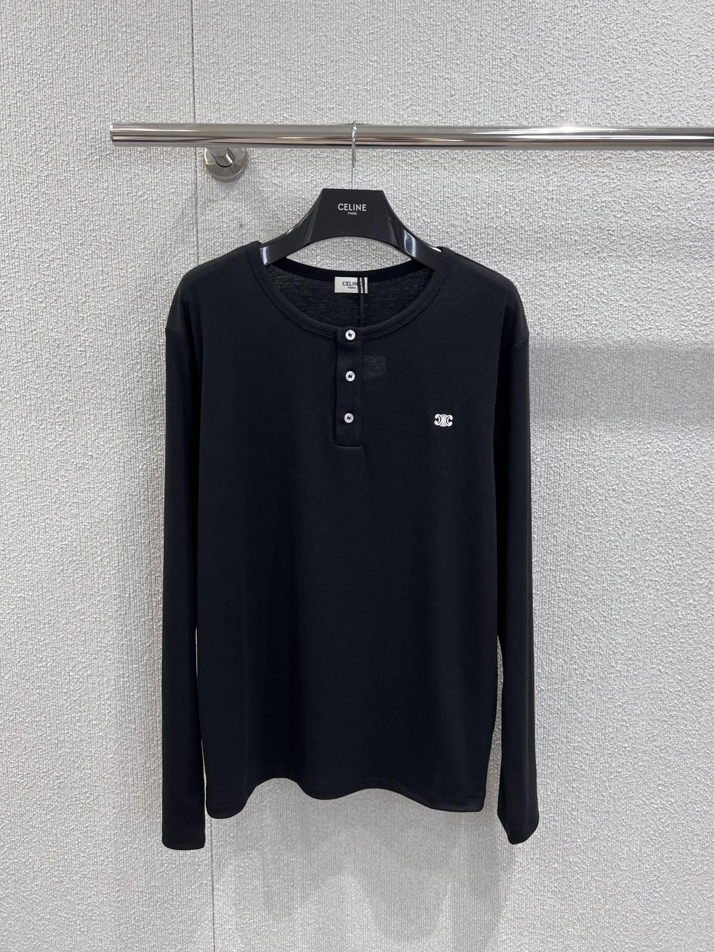 NO:454592,Support for replacement Celin* 25Fw early autumn new style buttoned Arc de Triomphe embroidered logo long-sleeved top丨Exclusive high-end product!  The small details of the neckline and buttons suddenly enhance the exquisiteness. It looks super good when paired with short skirts or jeans. It can be easily controlled whether it is on a daily basis or on vacation. Treasures, hurry up!  S/M/L real photos, celine, skirts, jeans, alexander wang19860909支持换款 Celin* 25Fw早秋新款 扣子款凯旋门刺绣徽标长袖上衣丨独家高版出品！领口和纽扣的小细节设计一下子提升了精致感 随便搭配短裙或牛仔裤都超好看,无论是日常出街还是度假旅游,都能轻松驾驭.宝子们快冲！现货发售S/M/L实拍细节图,,celine,skirts,jeans,alexander wang,Women's clothing