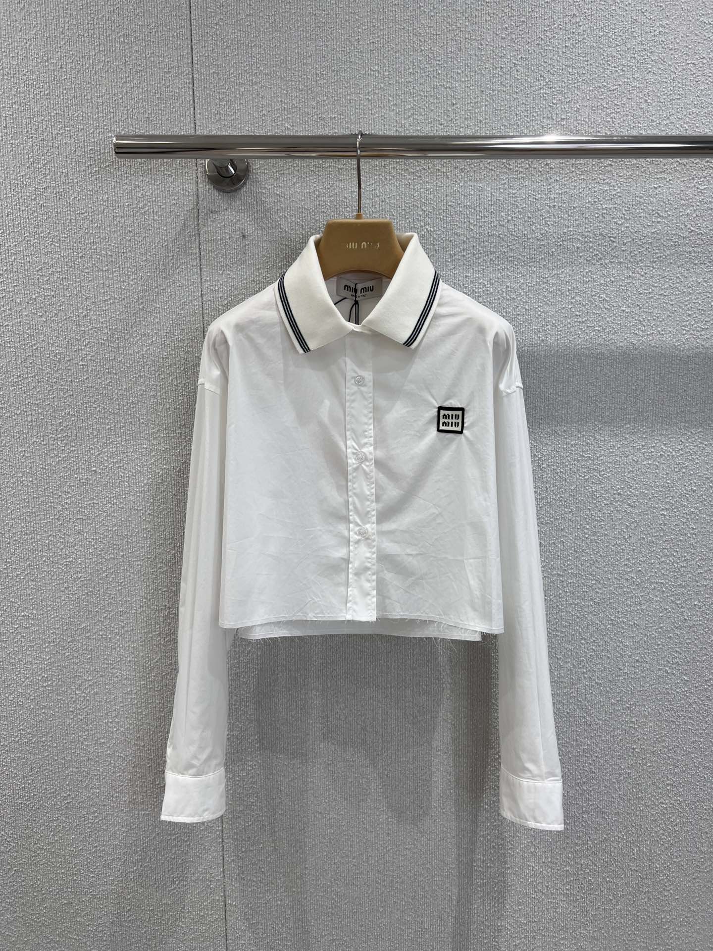 NO:454565,Shirts support replacement Miumi* 25Fw early autumn new style Academy style Yuanqi series short shirt pleated short skirt suit | Exclusive yb development!  High-end production!  The fabric is light, comfortable and breathable, and the texture is online. The classic lapel short shirt style is matched with a pleated skirt. It is age-reducing and full of campus youthfulness. Classic embroidered letters logo embellishment. The style is versatile and not picky. The upper body is so beautiful. I immediately grasp the youthful and energetic girlish feeling. Perfect workmanship quality is looking at the details. On sale in stock. S/M/L real-life details pictures, miumiu, skirts, shirts, alexander wang19860909衬衫支持换款 Miumi* 25Fw早秋新款 学院风元气系列短款衬衫百褶短裙套装丨独家yb开发！高版出品！面料轻盈舒适透气 质感在线 经典的翻领短款衬衫版型搭配百褶裙 减龄又充满校园青春感 经典刺绣字母Logo点缀 版型百搭不挑人 上身美得不要不要的 立马拿捏青春活力的减龄少女感 完美做工品质看细节 现货发售 S/M/L实拍细节图,,miumiu,skirts,shirts,alexander wang,Women's clothing