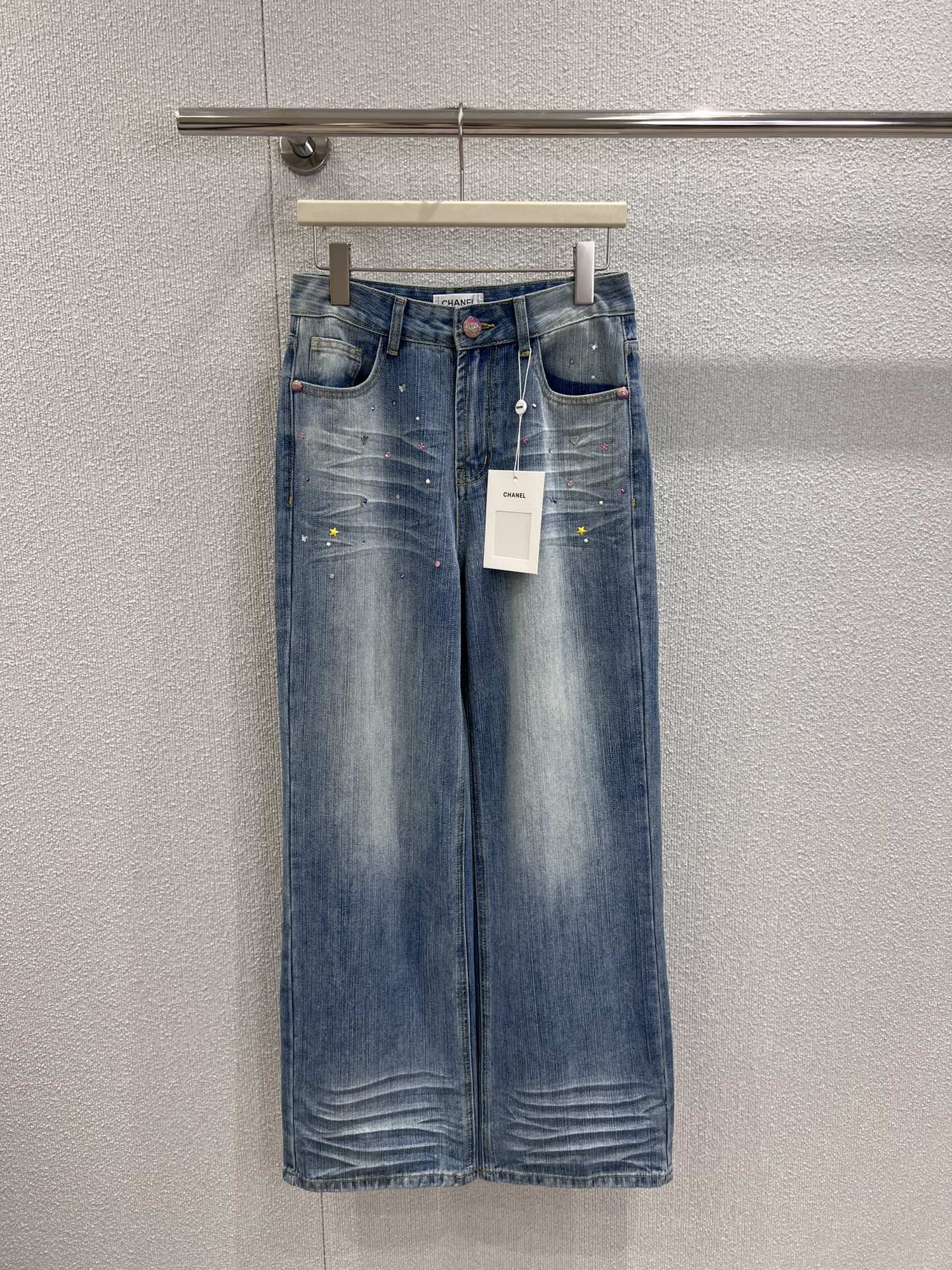 NO:455251,Support for replacement Chane* 25FW early autumn new style, colorful love stars decorative jeans trousers | Exclusive high-end production!  High-end denim cotton fabric Soft denim fabric is comfortable texture, soft fabric on the upper body is delicate, love star decoration, fashionable girl must have, high waist straight and loose style, upper body makes it look slimming, whoever wears it will make you look slimming, any body shape can be controlled, versatile style, it looks very good at any match, custom hardware accessories, workmanship quality depends on details, S/M/L real shot details pictures, chanel, alexander wang19860909支持换款 Chane* 25FW早秋新款 彩色爱心星星装饰牛仔长裤丨独家高版出品！采用高端牛仔棉面料 软的牛仔面料质地舒适 上身柔软面料纹路细腻 爱心星星装饰 时髦girl必备 高腰直筒宽松版型 上身显瘦显腿长 谁穿谁显瘦系列 任何身形都可驾驭 百搭款 随意一搭都非常好看 定制五金配件 做工品质看细节 现货发售S/M/L实拍细节图,,chanel,alexander wang,Women's clothing